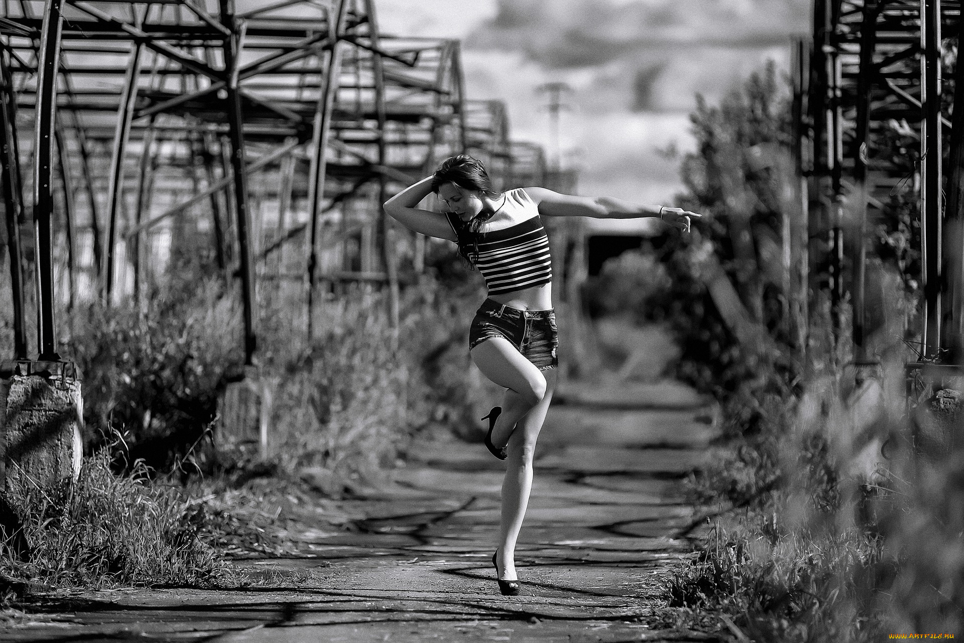 сексуальная, девушка, девушки, -, черно-белые, девушка, женщина, брюнетка, темноволосая, сексуальная, модель, звезда, позирует, разная, обувь, верхняя, стильная, одежда, нижнее, эротическое, бельё, трусы, лифчик, колготки, чулки, аксессуары, макияж, и, множество, элементов, на, фотографии