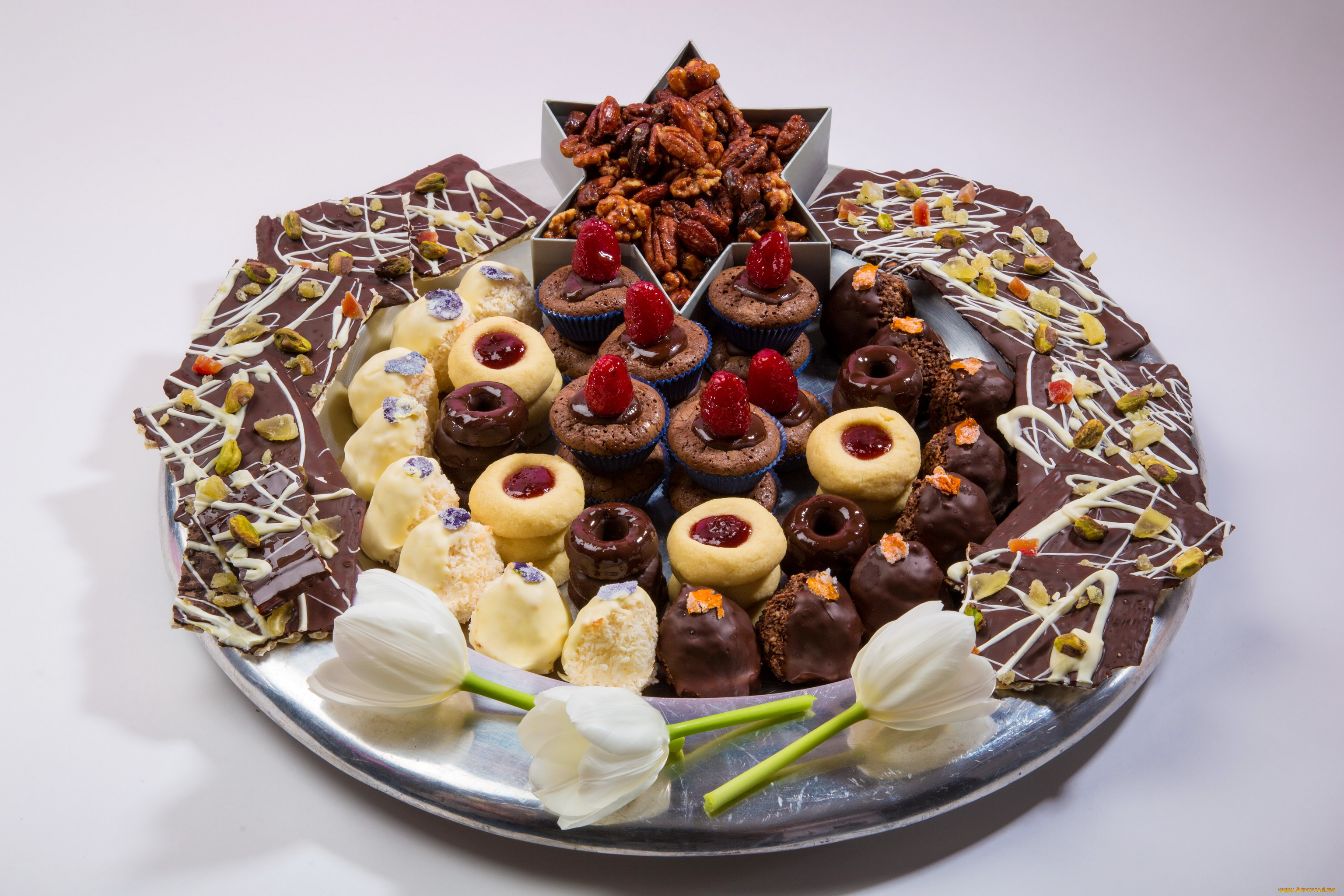 еда, пирожные, , кексы, , печенье, тюльпаны, кексы, клубника, орехи