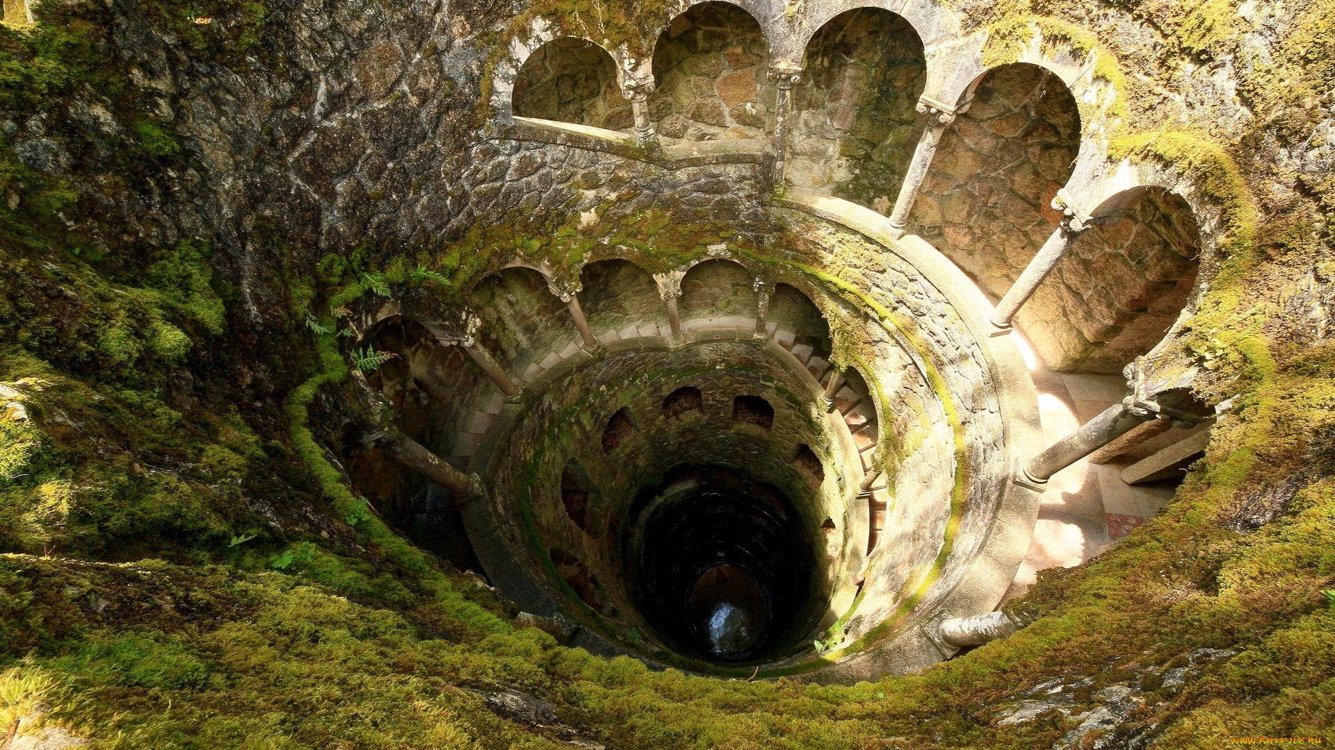 синтра, , лиссабон, , португалия, города, лиссабон, , португалия, крепость, мох, яма, колодец, галерея