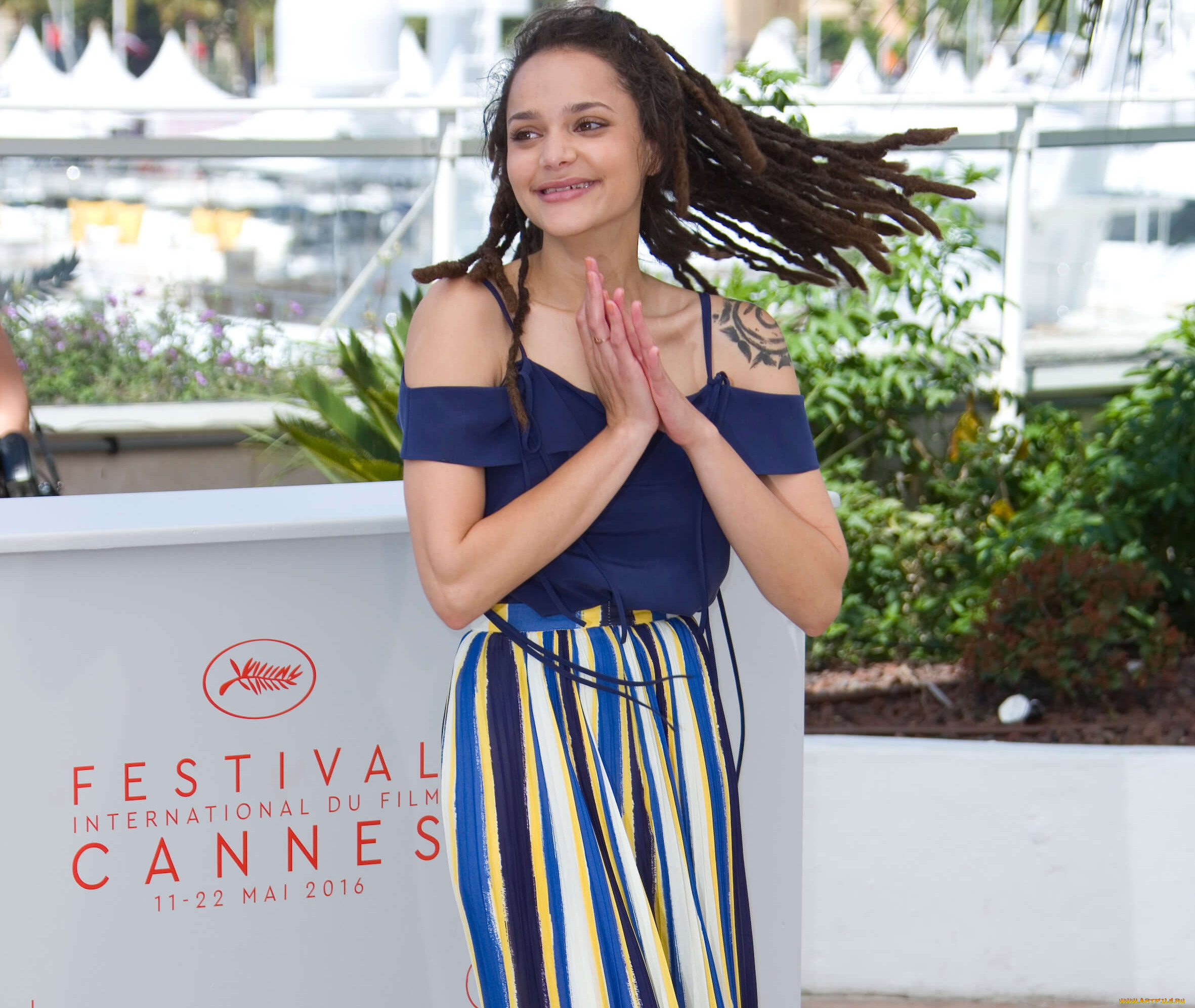 девушки, sasha, lane, улыбка, дреды, актриса, тату, платье