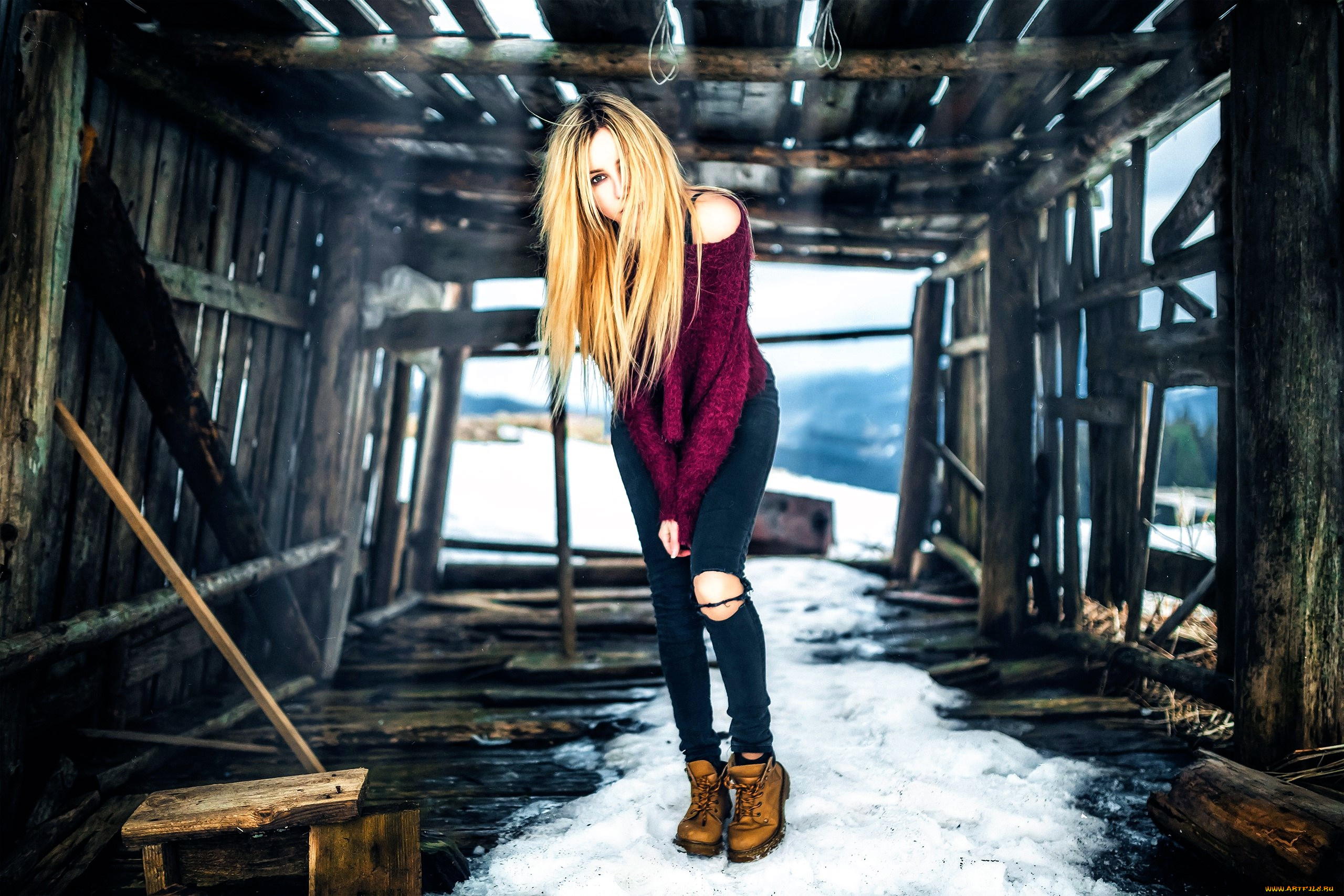 девушки, -, блондинки, , светловолосые, блондинка, свитер, джинсы, дырки, ботинки, снег, сарай