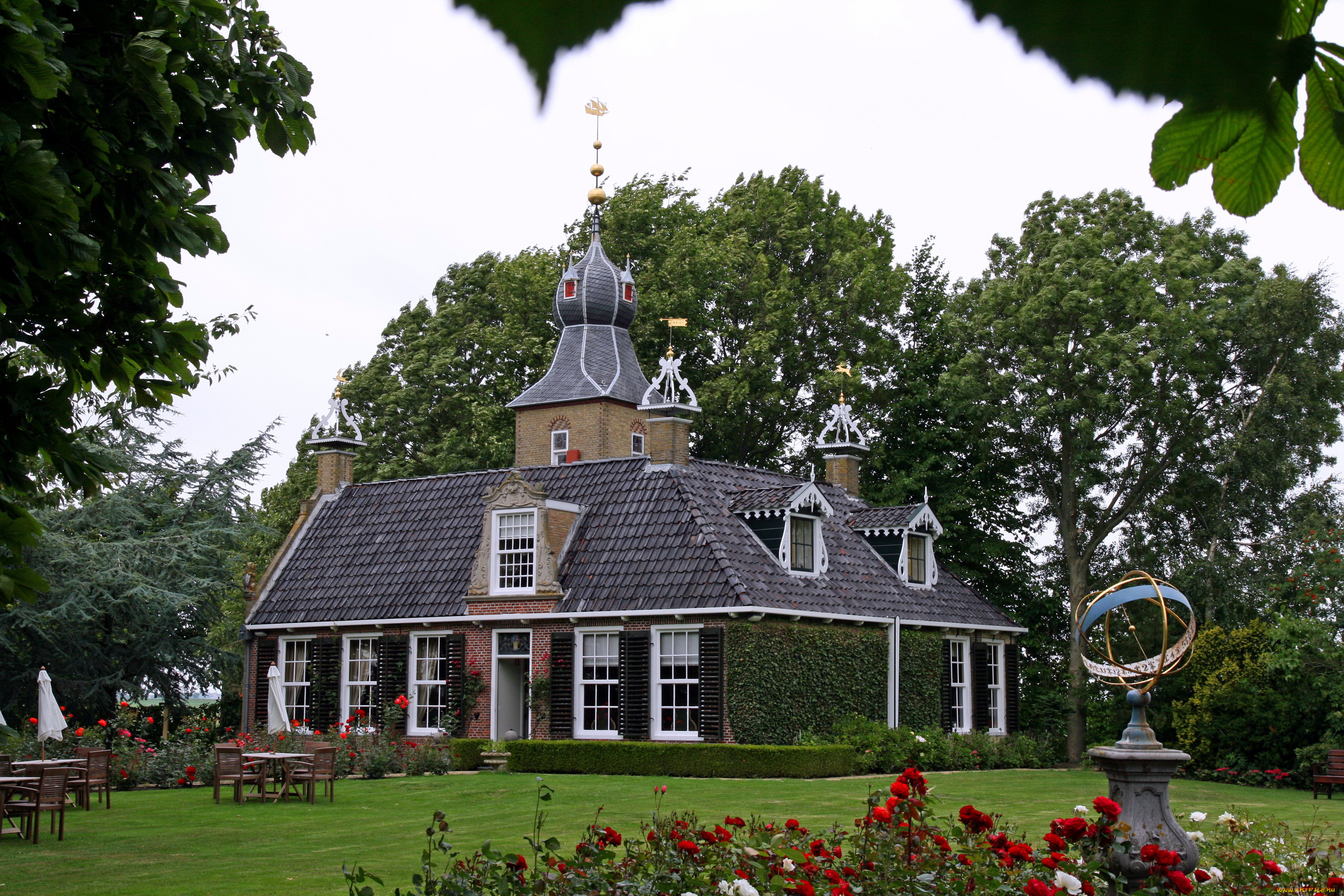 города, здания, дома, лужайка, здание, столики, цветы