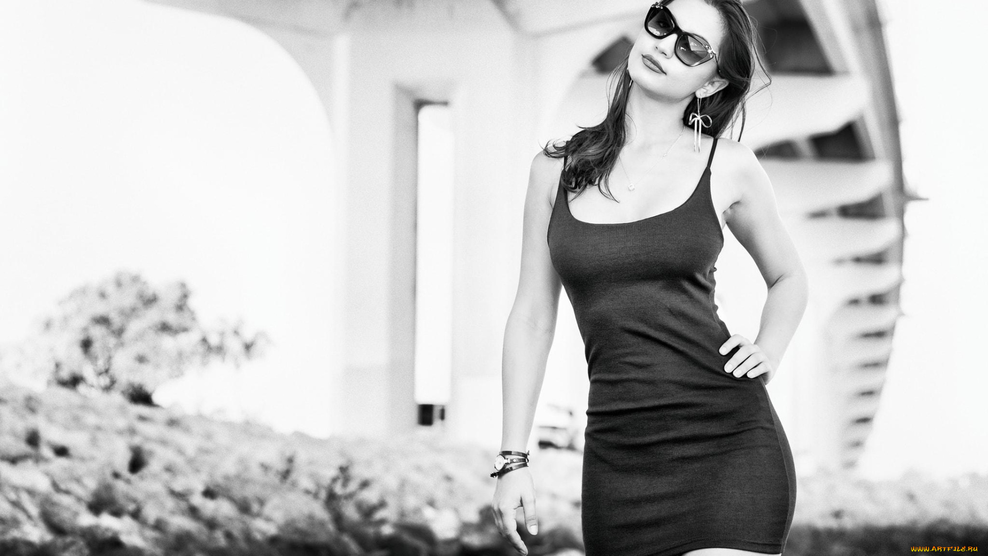 девушки, -unsort, , Черно-белые, обои, очки, платье, браслеты, серьги