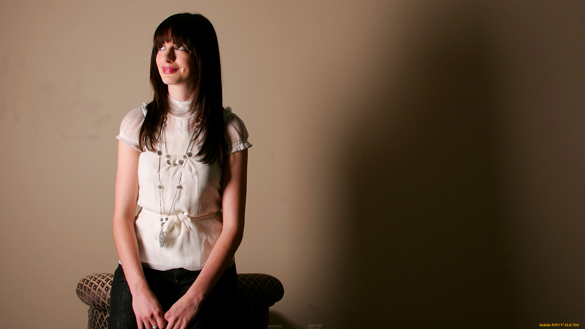 девушки, anne, hathaway, шатенка, блузка, брюки, пуфик