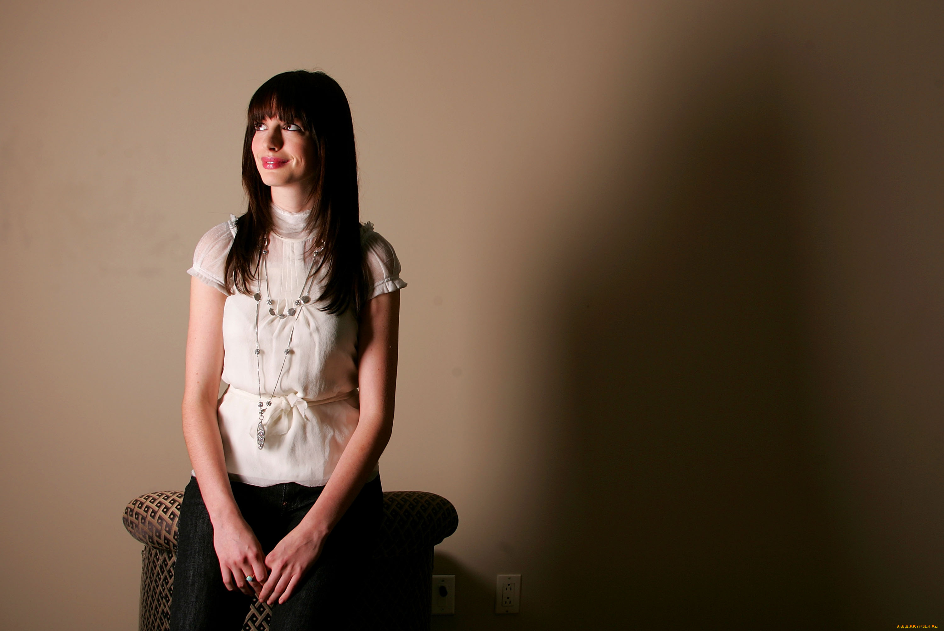 девушки, anne, hathaway, шатенка, блузка, брюки, пуфик