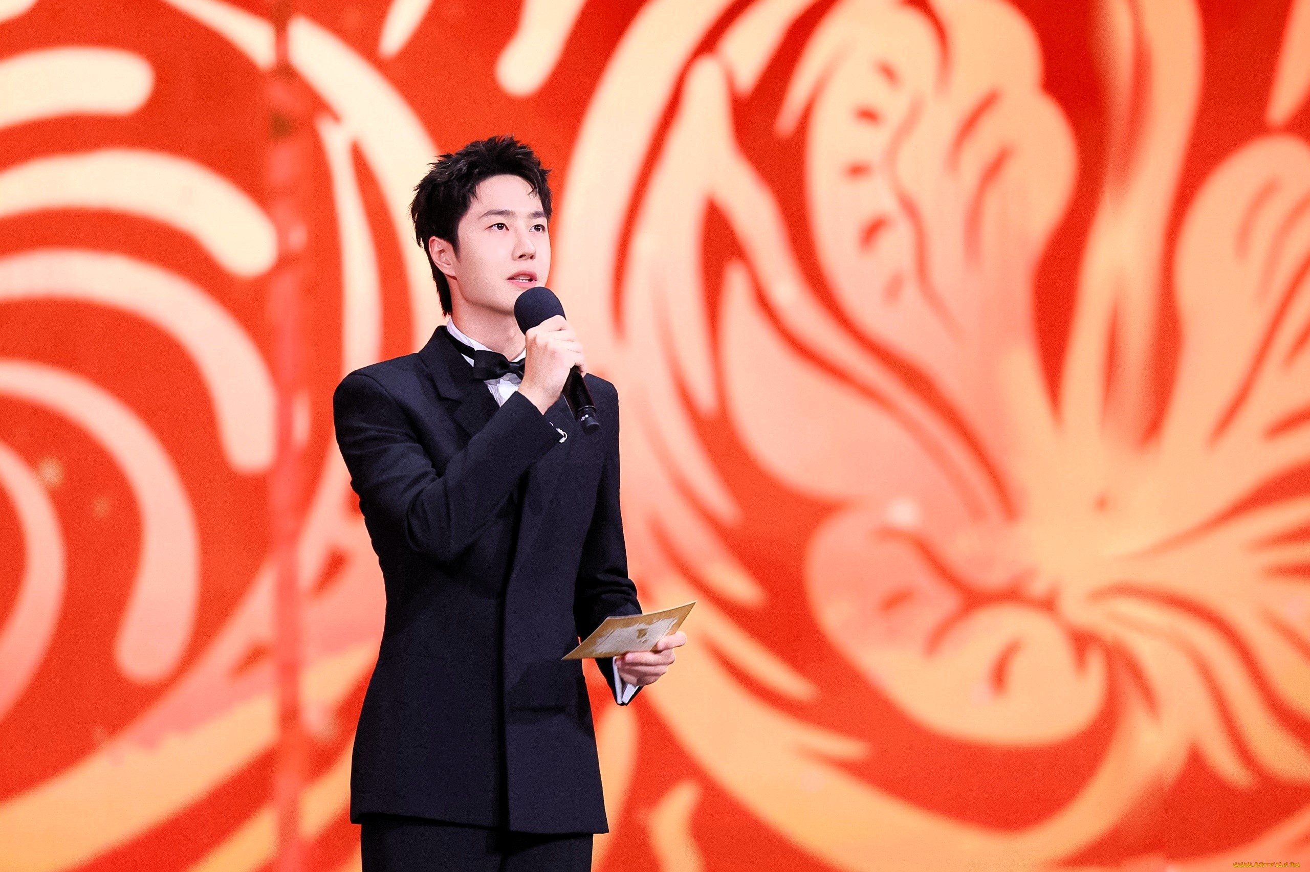 мужчины, wang, yi, bo, актер, костюм, микрофон, карточка, сцена