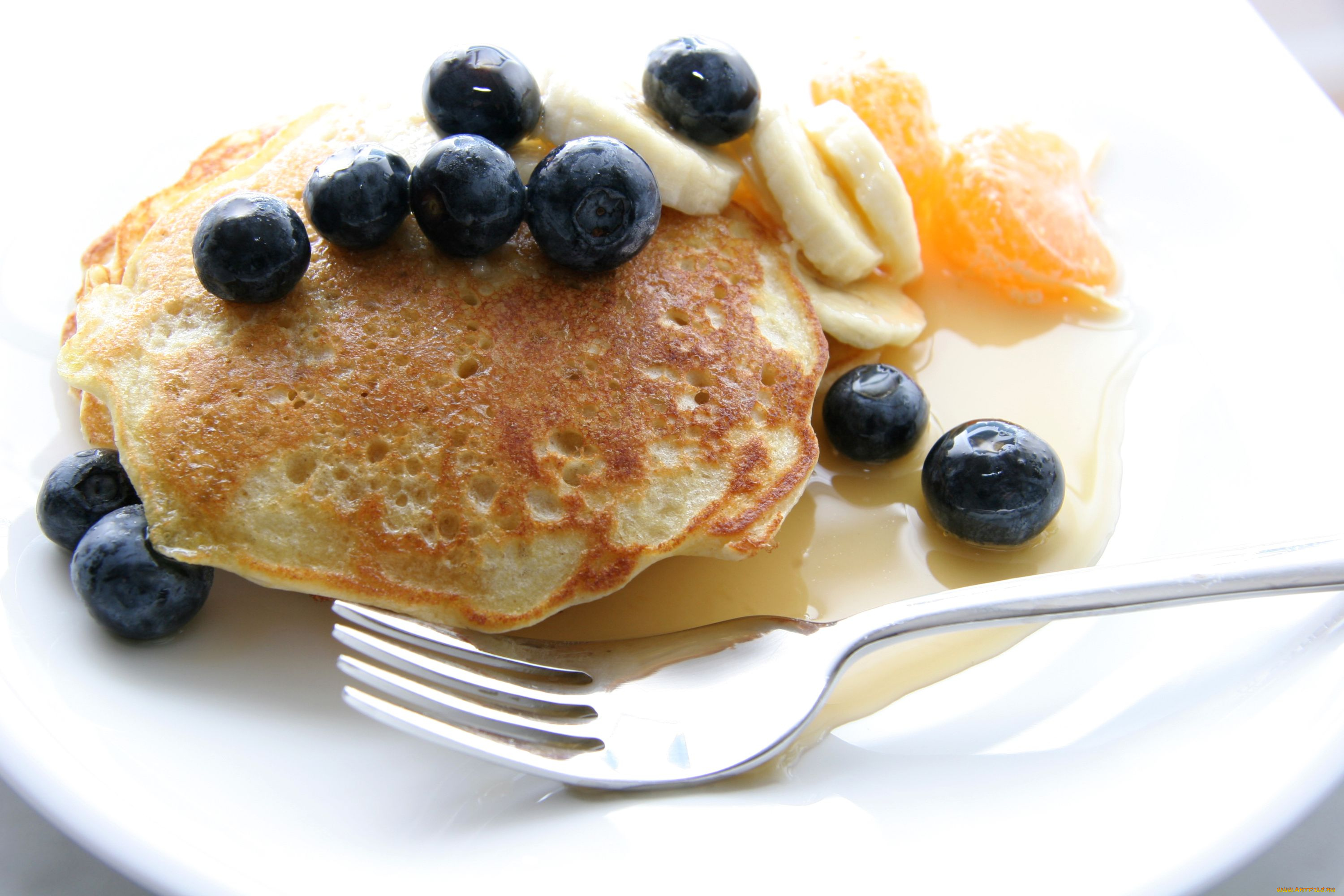 еда, блины, оладьи, голубика, мандарин, вилка, мед, блинчики, банан