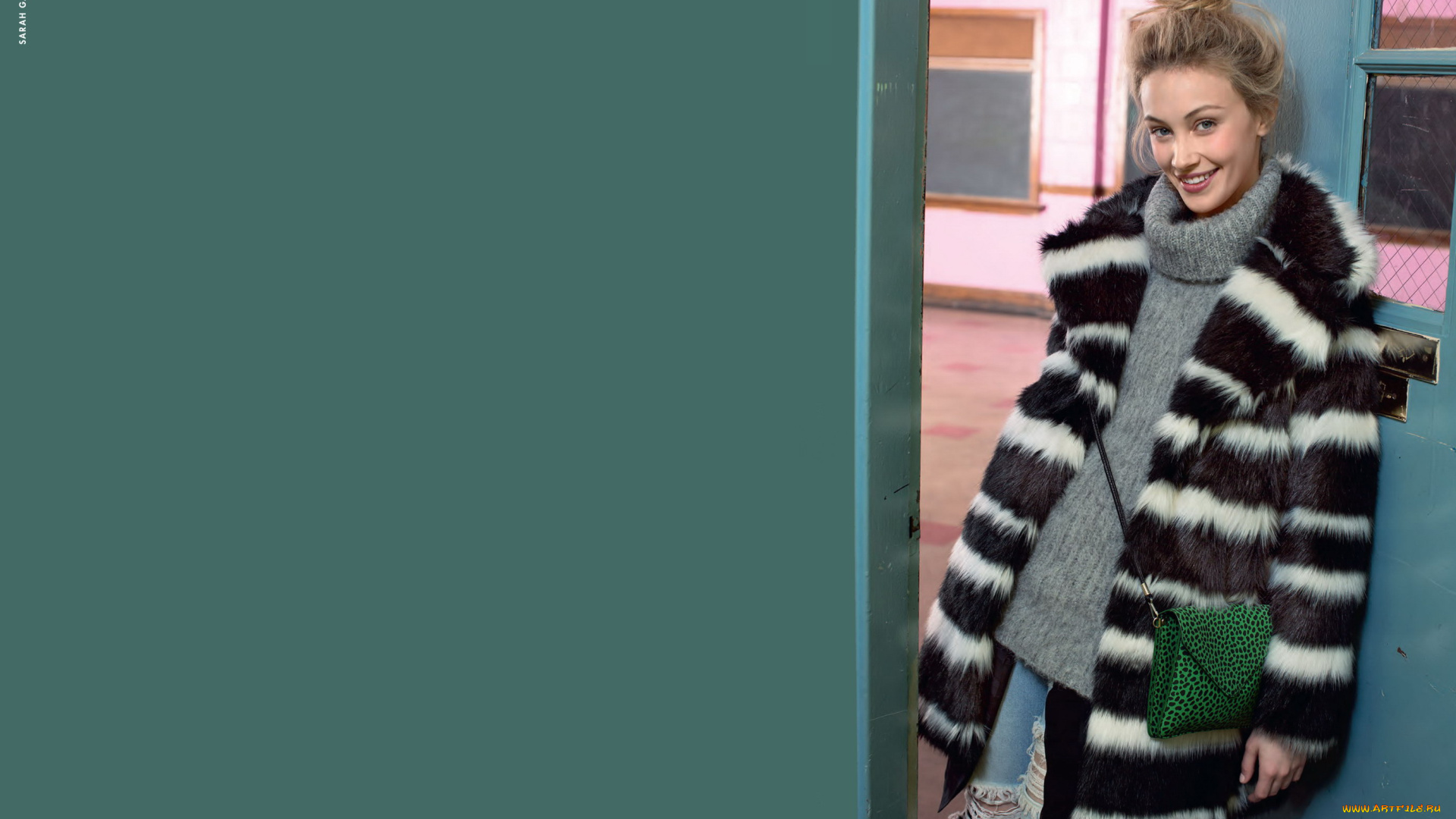 девушки, sarah, gadon, дверь, дырки, джинсы, шуба, свитер, актриса, сара, гэдон, сумка, улыбка, блондинка