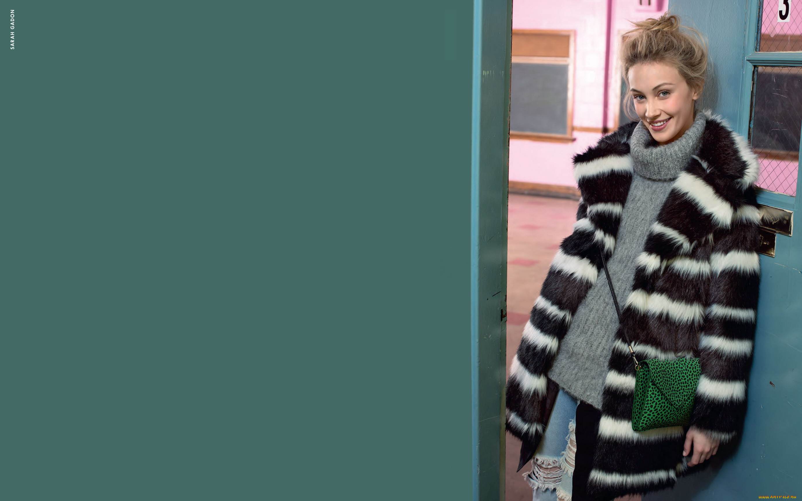 девушки, sarah, gadon, дверь, дырки, джинсы, шуба, свитер, актриса, сара, гэдон, сумка, улыбка, блондинка