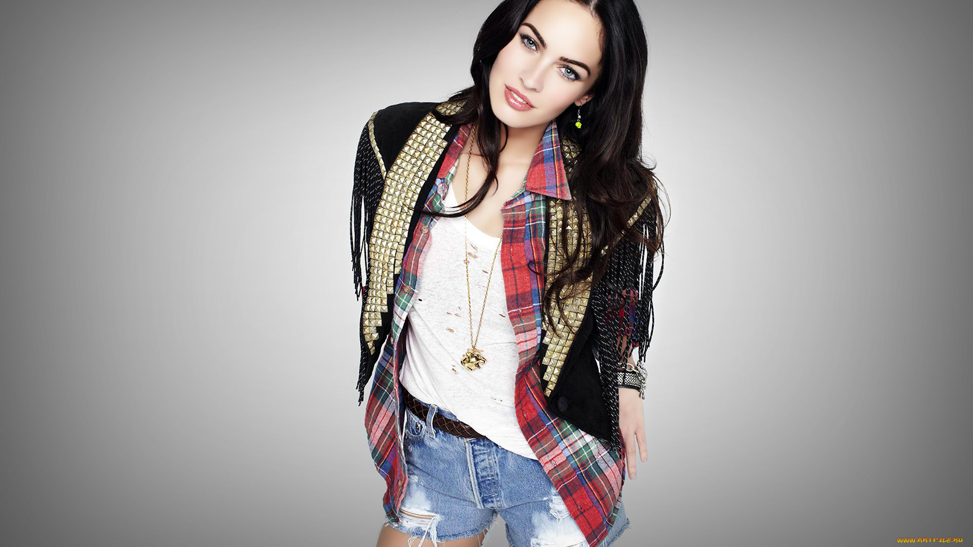 девушки, megan, fox, меган, фокс, куртка, шорты, улыбка, актриса, кулон, рубашка, заклепки