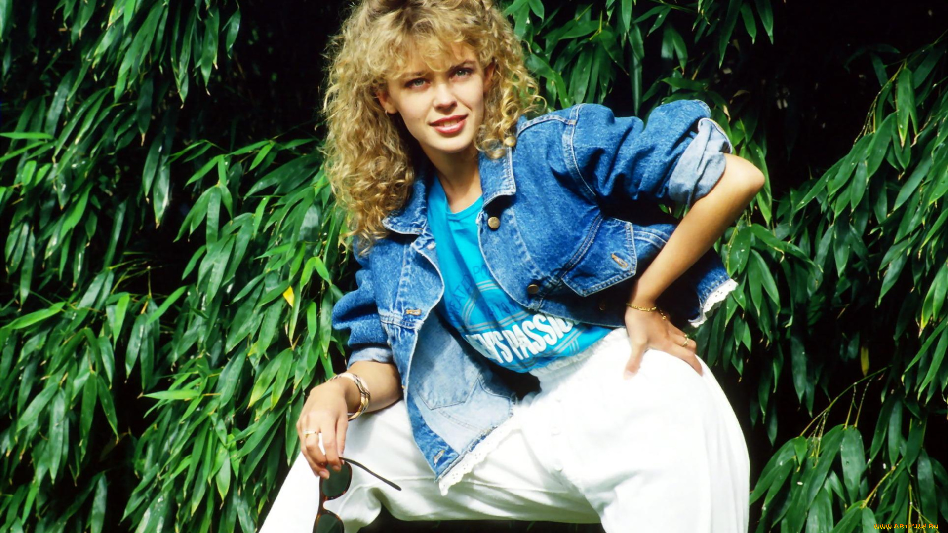 музыка, kylie, minogue, кайли, миноуг, певица, ретро, очки, улыбка, джинса, футболка, куртка, эвкалипт