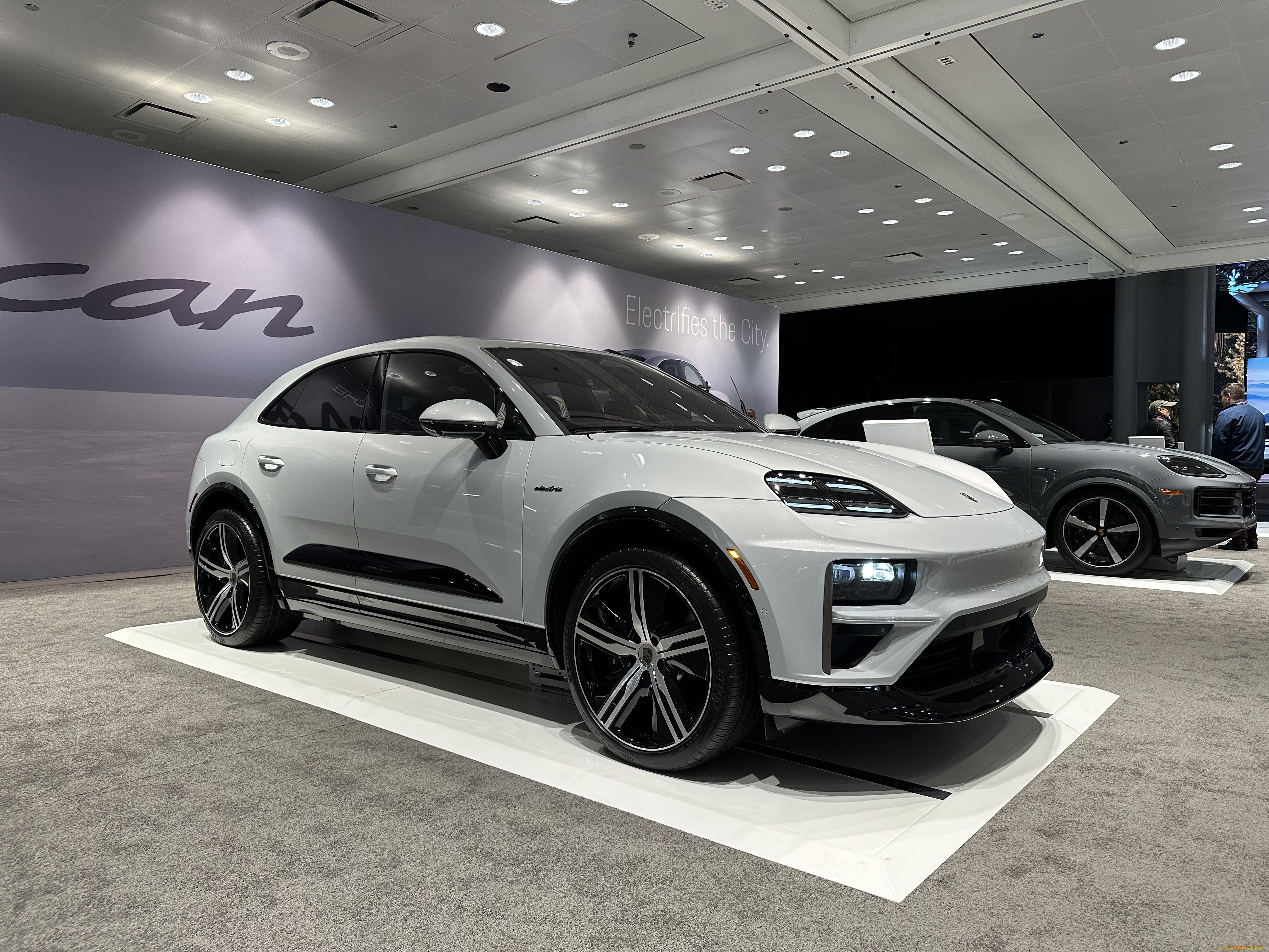 porsche, macan, ev, 2024, new, york, auto, show, автомобили, выставки, и, уличные, фото, porsche, macan, ev, элeктрoавтoмoбиль, нью, йорк, автошoу, 2024, год