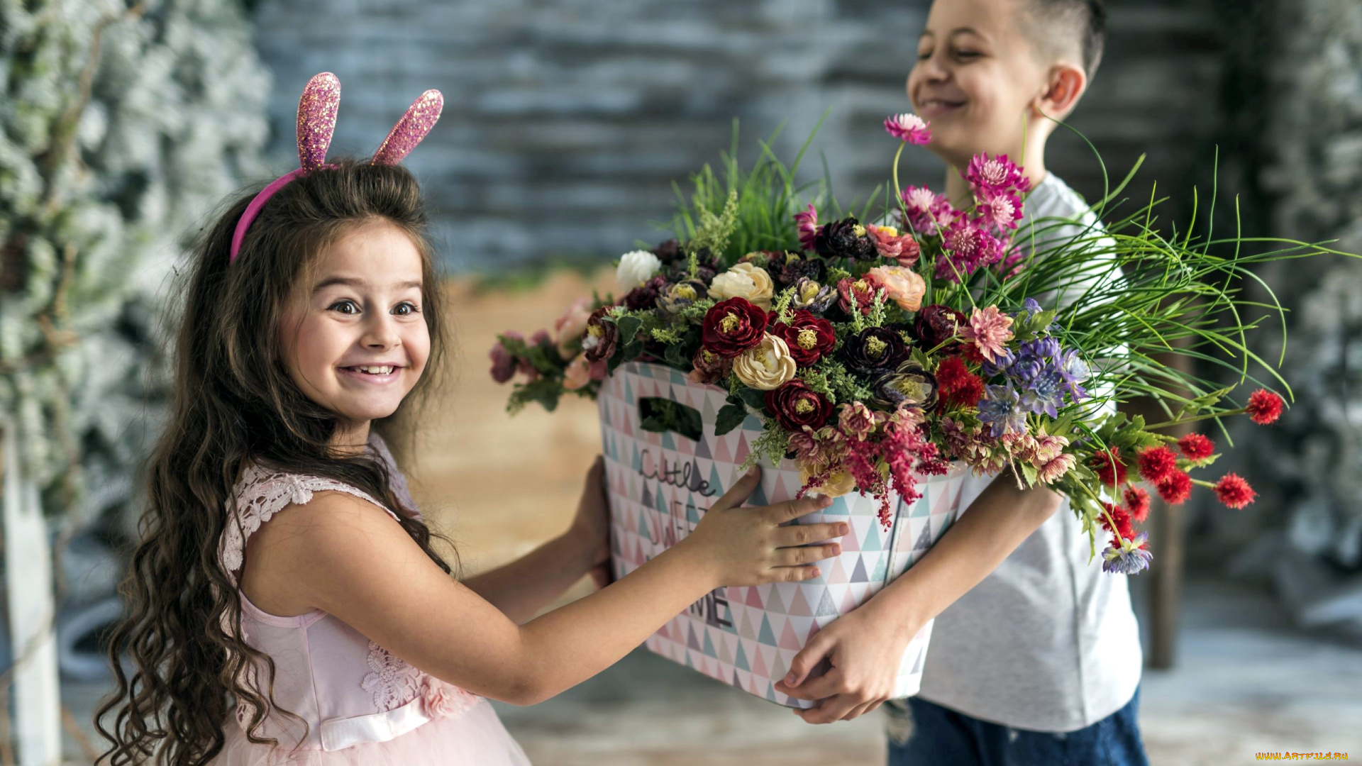 разное, настроения, мальчик, девочка, корзина, букет, цветы, улыбки