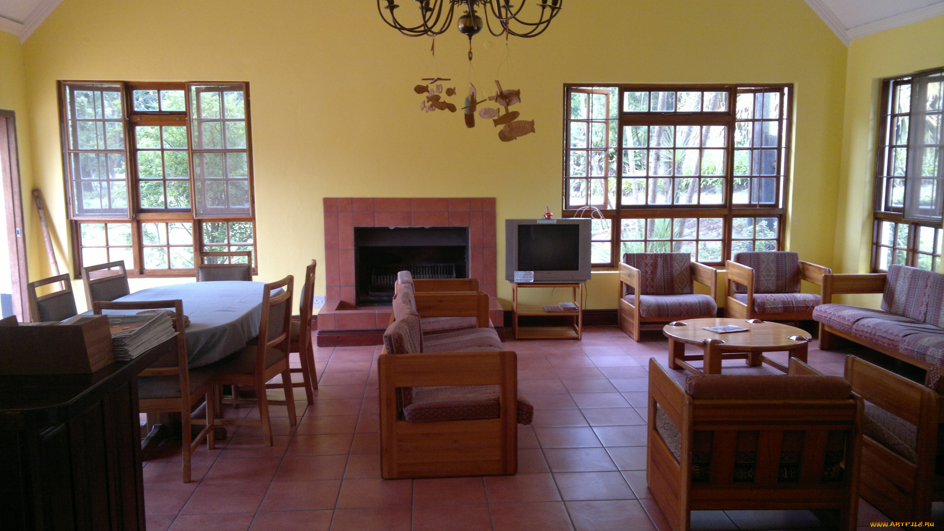 интерьер, гостиная, стулья, стол, кресла, телевизор, камин, окна