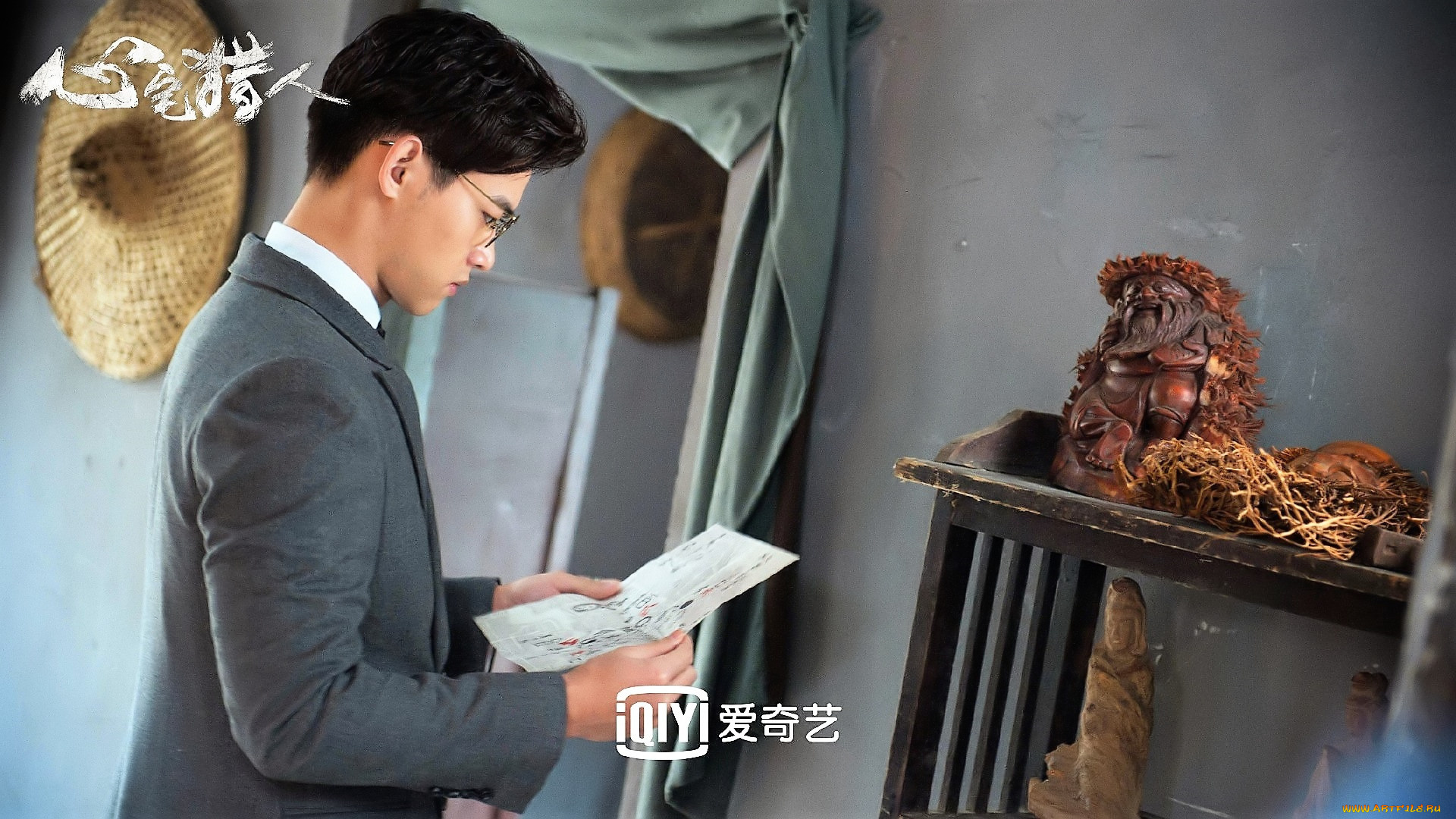 кино, фильмы, psych-hunter, парень, очки, бумага, статуэтка