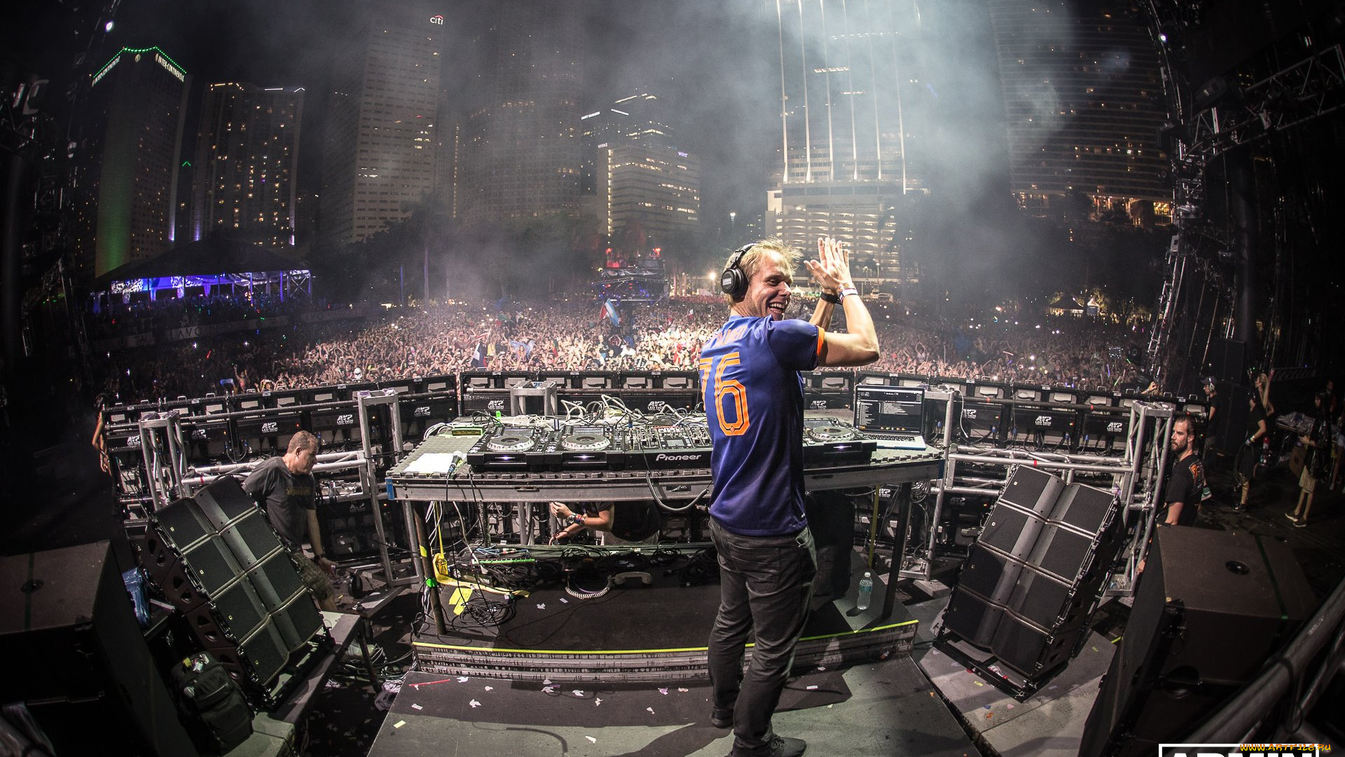 armin, van, buuren, музыка, город, площадь, дома, здания, диджей, dj, armin, van, buuren, наушники, радость, свет, дым, аппаратура, люди, толпа