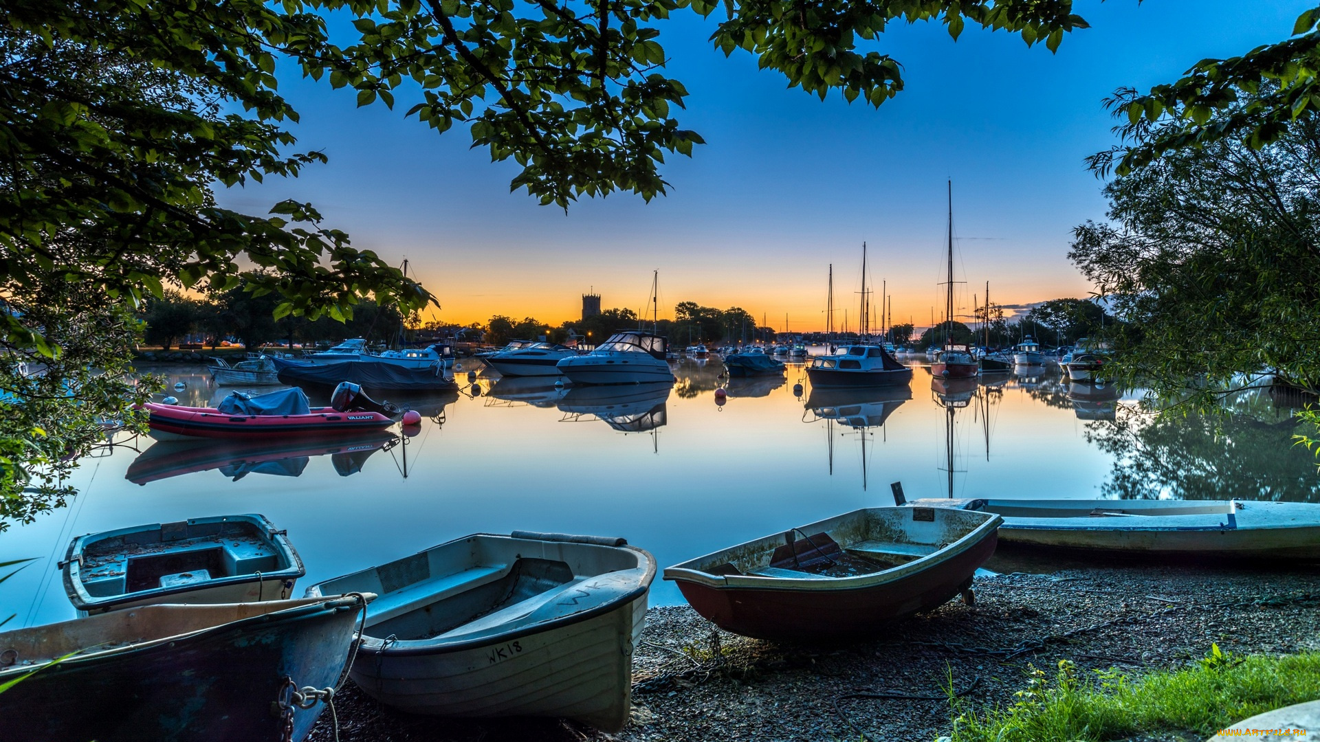 корабли, лодки, , шлюпки, трава, деревья, галька, берег