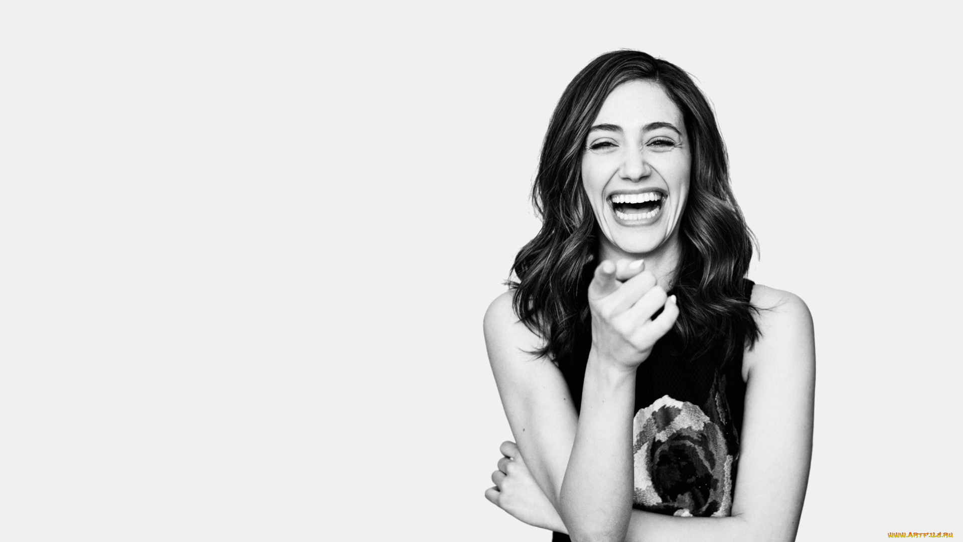 девушки, emmy, rossum, палец, черно-белая, актриса, эмоции, смех