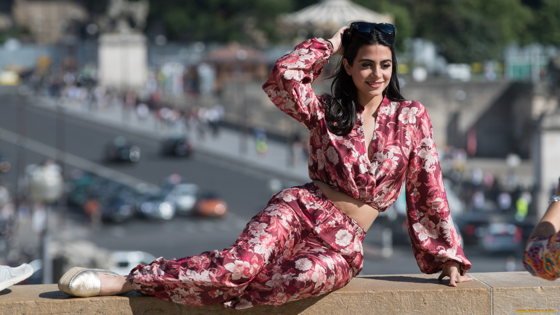 emeraude, toubia, девушки, -unsort, , брюнетки, темноволосые, штаны, топ, emeraude, toubia, очки, улыбка, мост, брюнетка