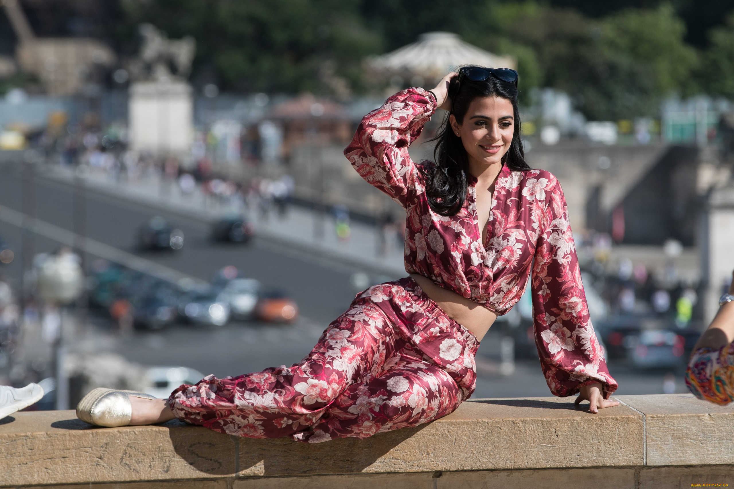 emeraude, toubia, девушки, -unsort, , брюнетки, темноволосые, штаны, топ, emeraude, toubia, очки, улыбка, мост, брюнетка