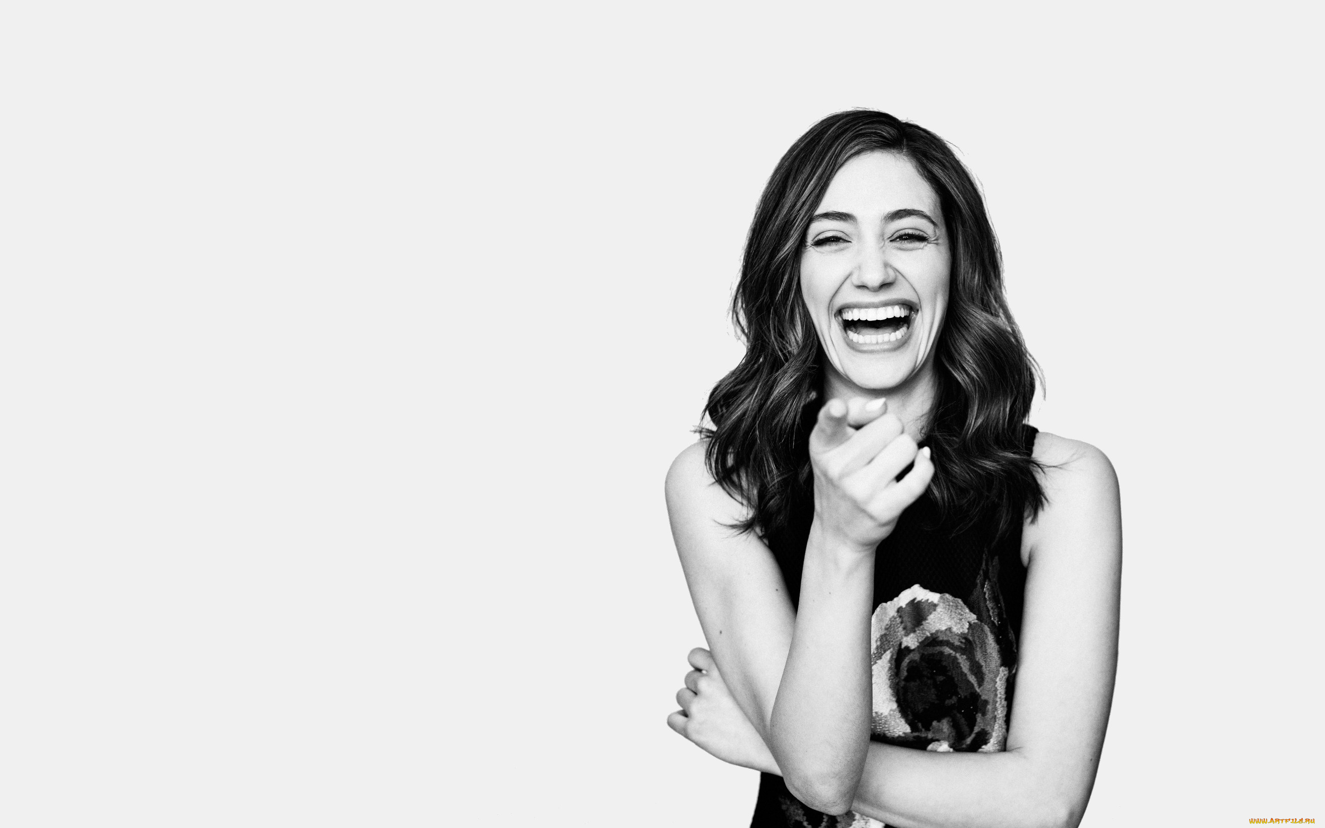 девушки, emmy, rossum, палец, черно-белая, актриса, эмоции, смех