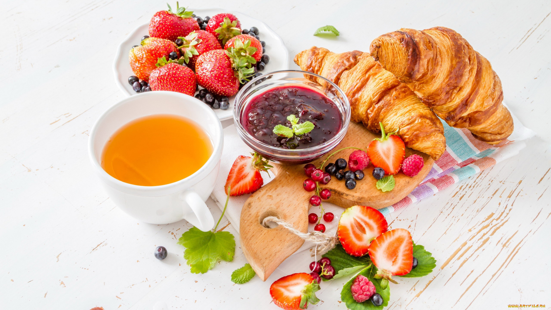 еда, разное, варенье, клубника, чай, круассаны, завтрак