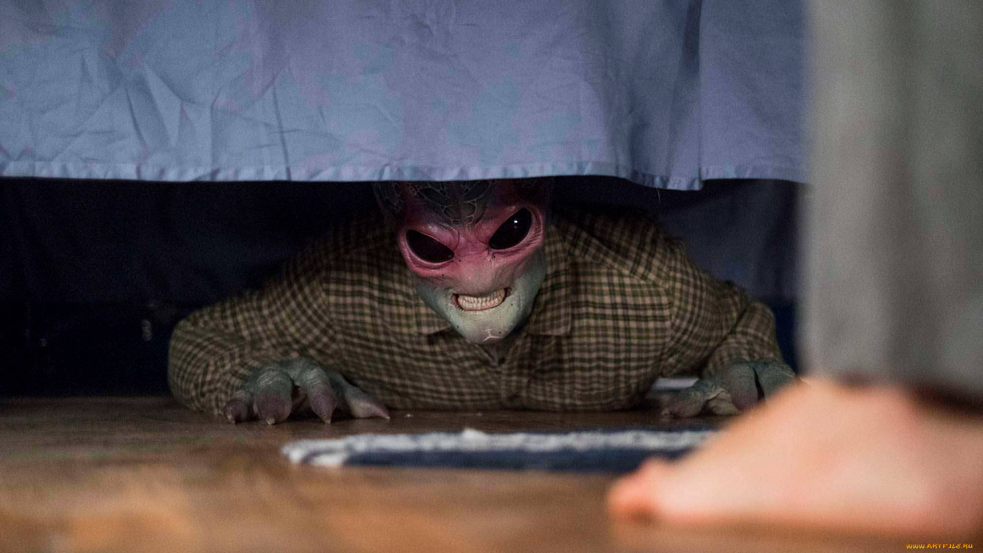 кино, фильмы, resident, alien, , сериал, пришелец, инопланетянин, кровать, ноги