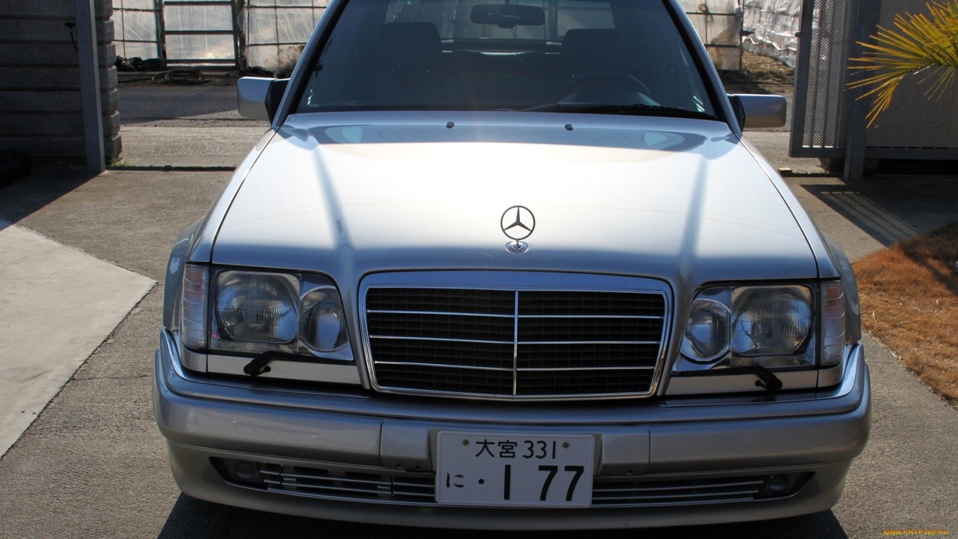 mercedes-benz, w124, автомобили, mercedes-benz, серебристый, двор, ворота
