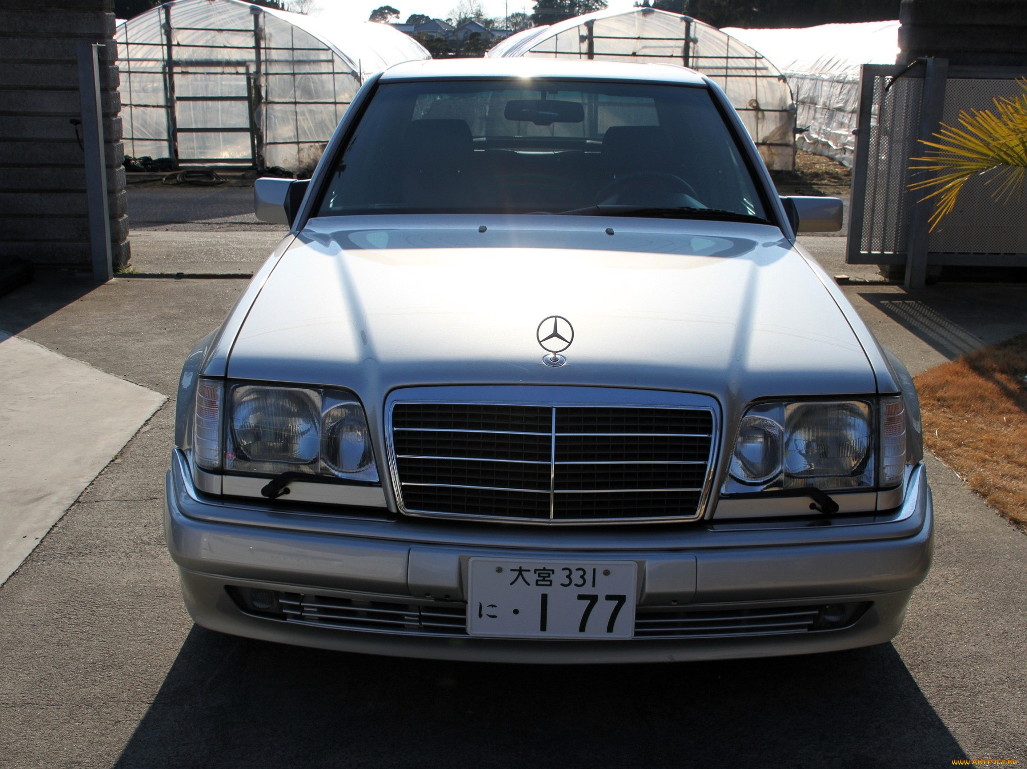 mercedes-benz, w124, автомобили, mercedes-benz, серебристый, двор, ворота