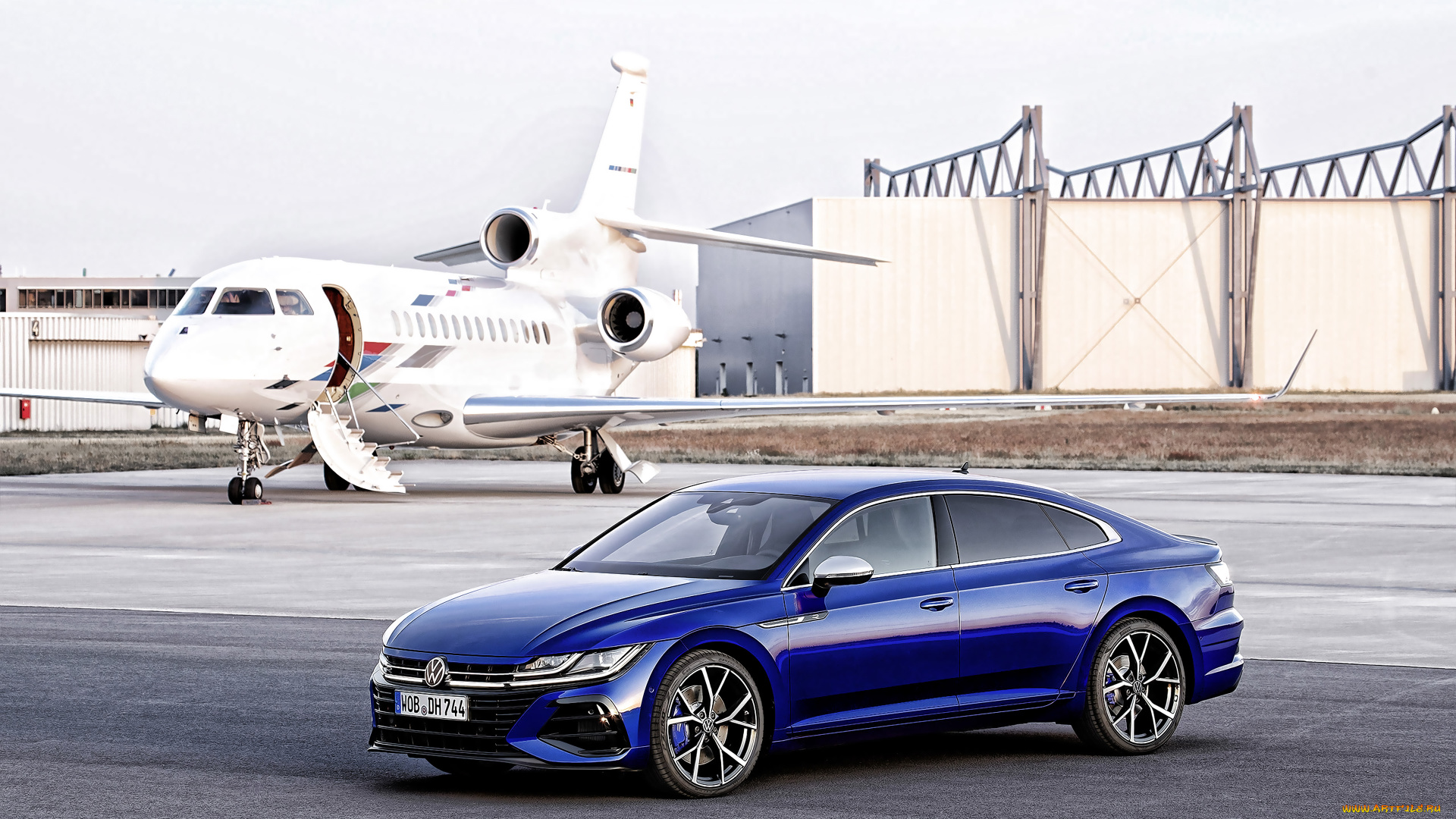2021, volkswagen, arteon, r, автомобили, volkswagen, 2021, arteon, r, 4k, вид, спереди, экстерьер, синий, седан, новый, тюнинг, аэропорт, самолет, немецкие