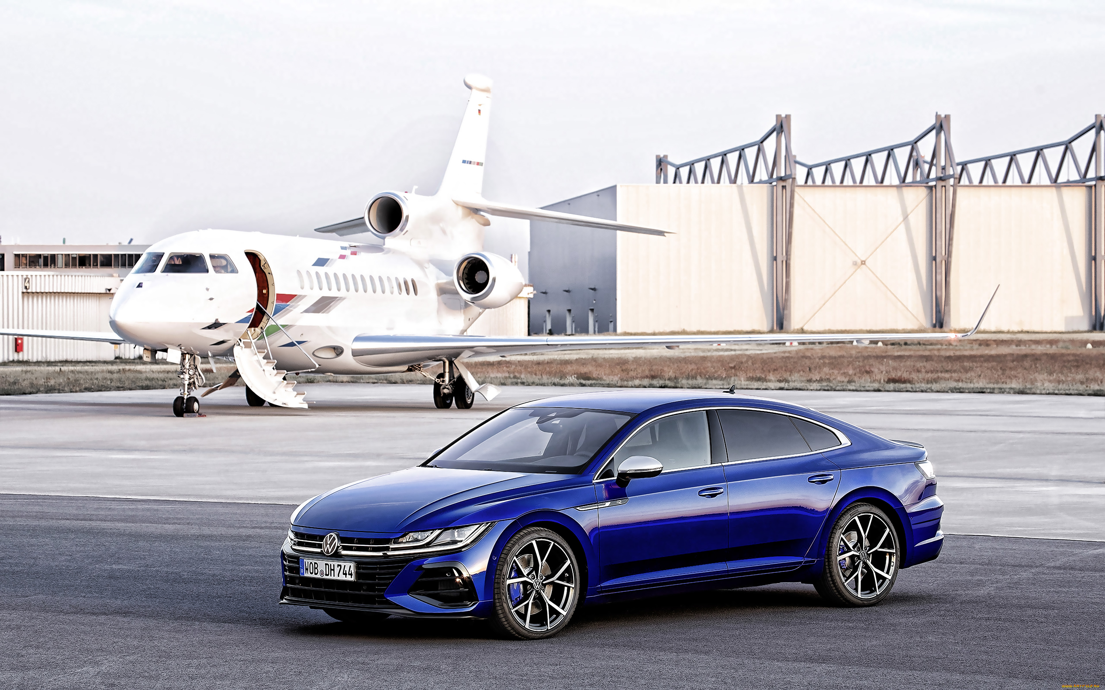 2021, volkswagen, arteon, r, автомобили, volkswagen, 2021, arteon, r, 4k, вид, спереди, экстерьер, синий, седан, новый, тюнинг, аэропорт, самолет, немецкие