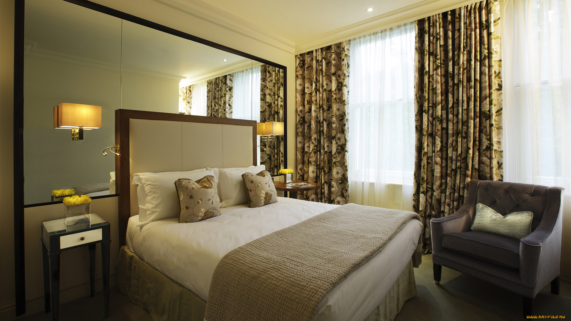 интерьер, спальня, кровать, кресло, тумбочки, окно, зеркало