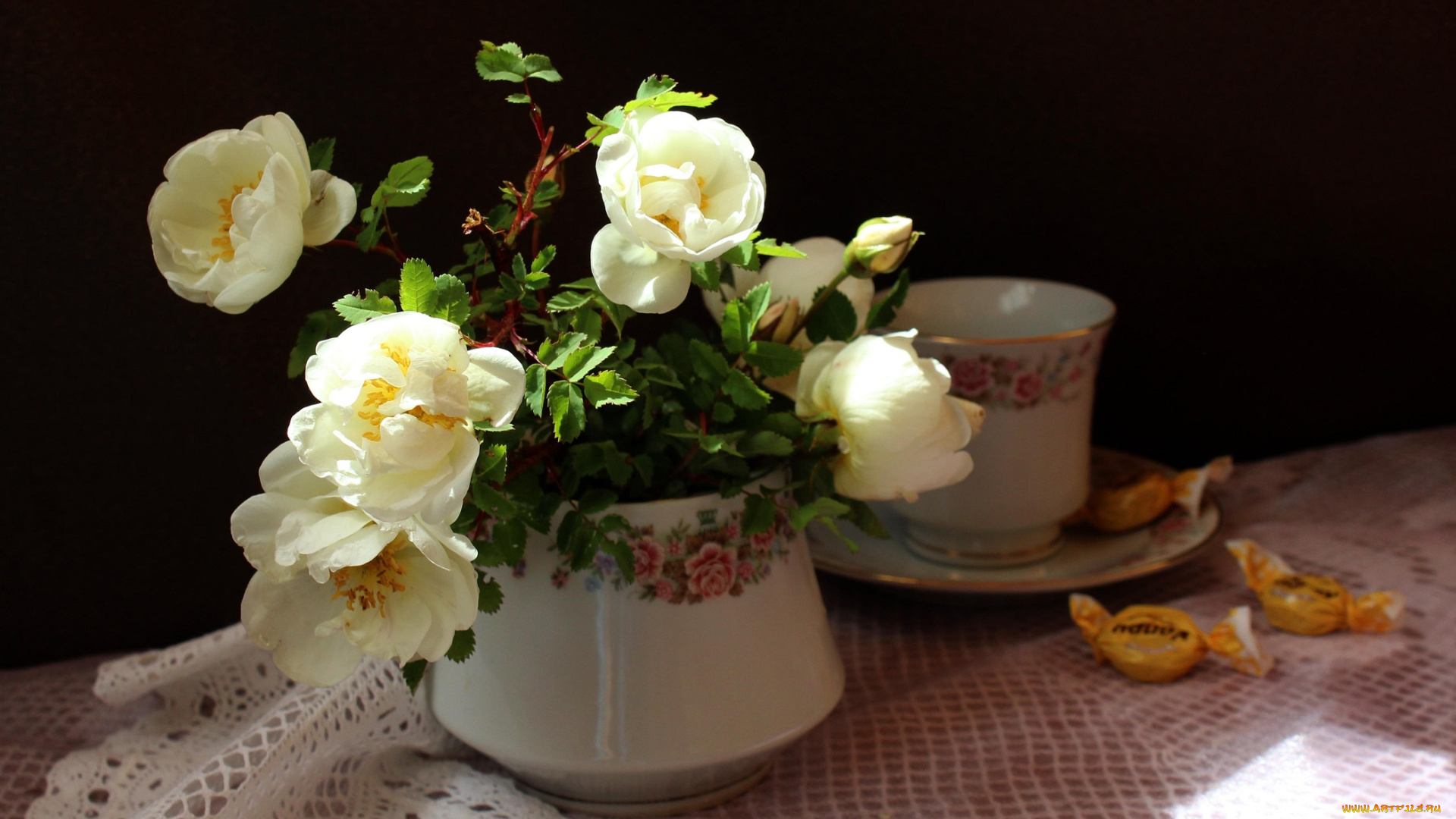 цветы, розы, конфеты, ветки, шиповник, вазочка, салфетка, цветки, чашка