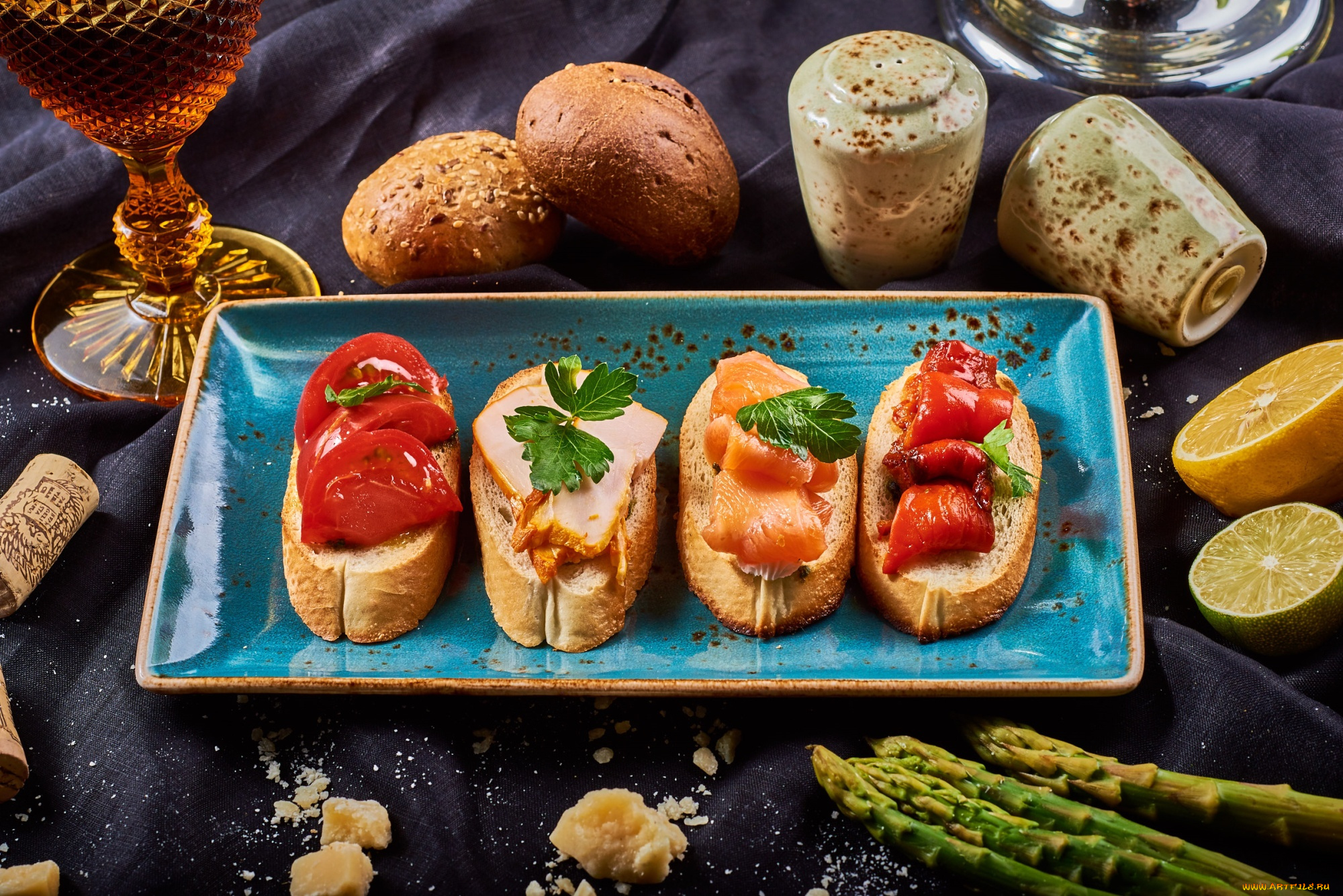 еда, бутерброды, , гамбургеры, , канапе, брускетта, спаржа, помидор, хлеб, лимон