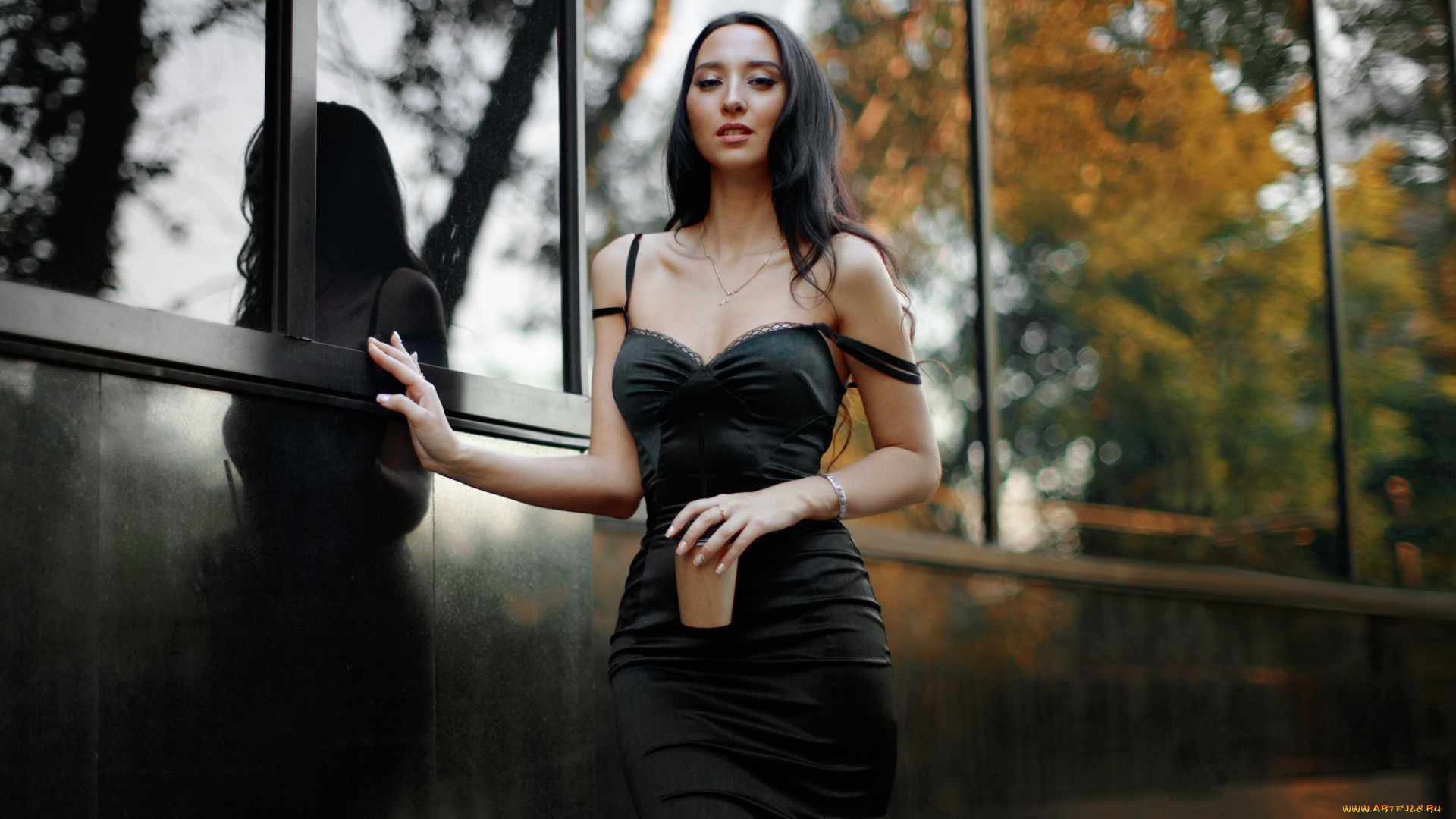 девушки, -unsort, , брюнетки, темноволосые, темные, волосы, wallhaven, женщины, на, открытом, воздухе, платье, стекло, отражение, ожерелье, декольте, кофе, глядя, зрителя, голые, плечи