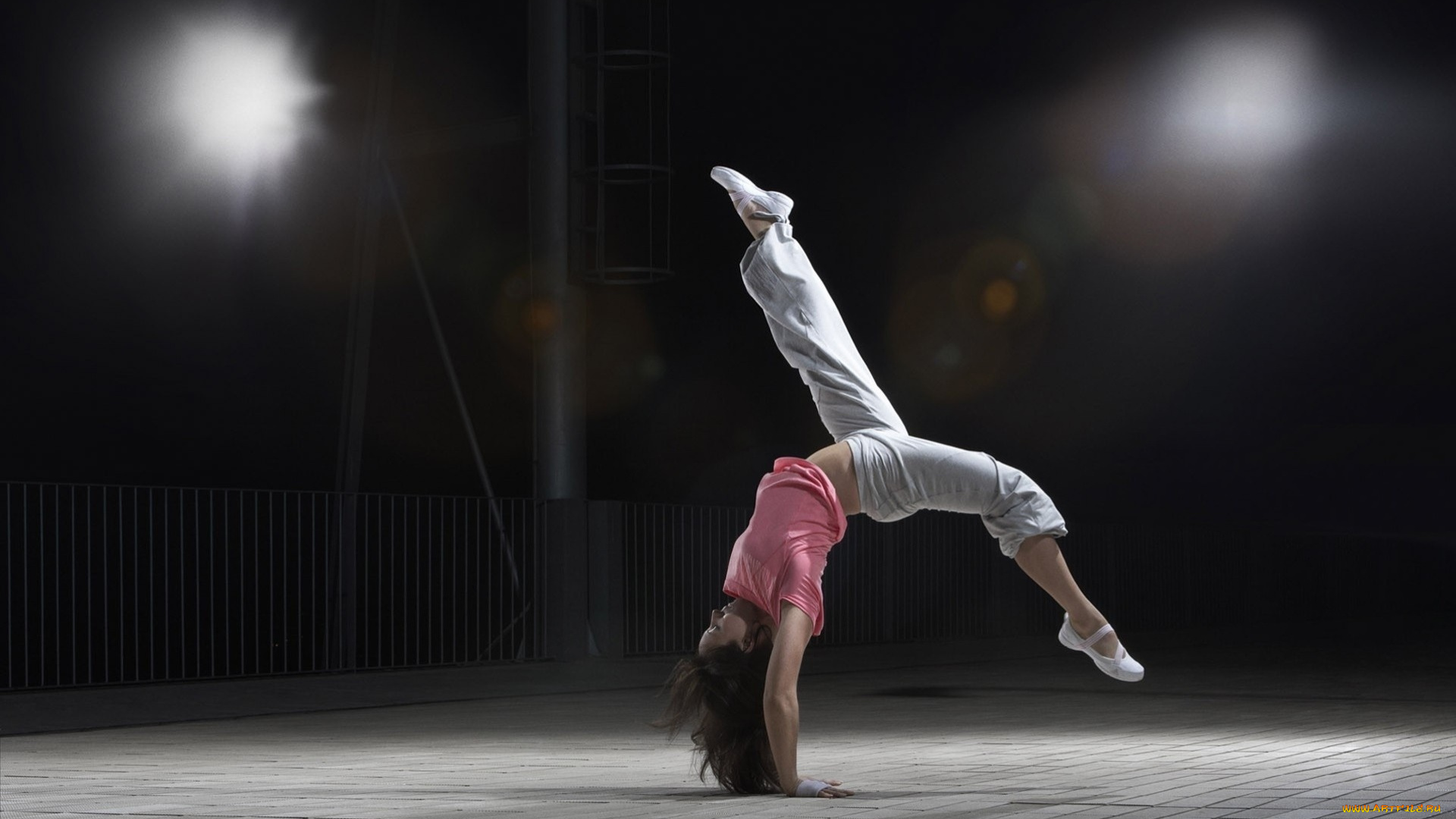 девушки, -, брюнетки, , шатенки, девушка, футболка, штаны, сальто