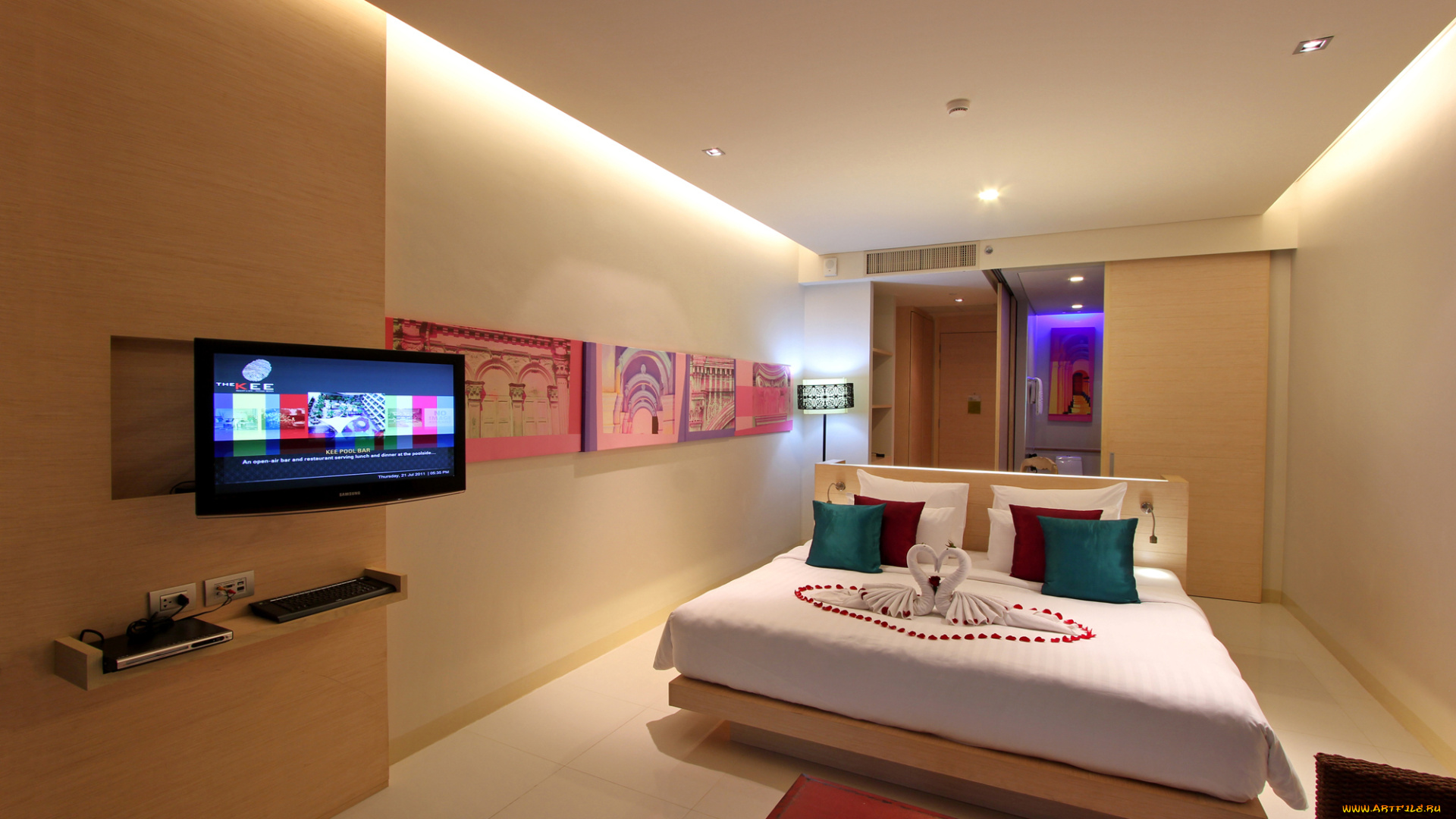 интерьер, спальня, телевизор, кровать, подушки, картины