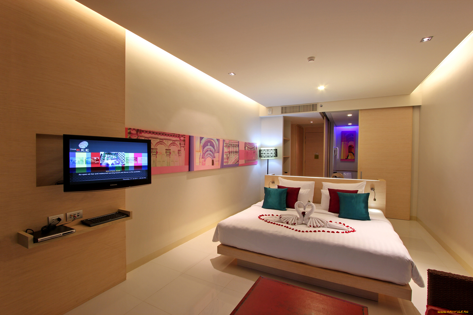 интерьер, спальня, телевизор, кровать, подушки, картины