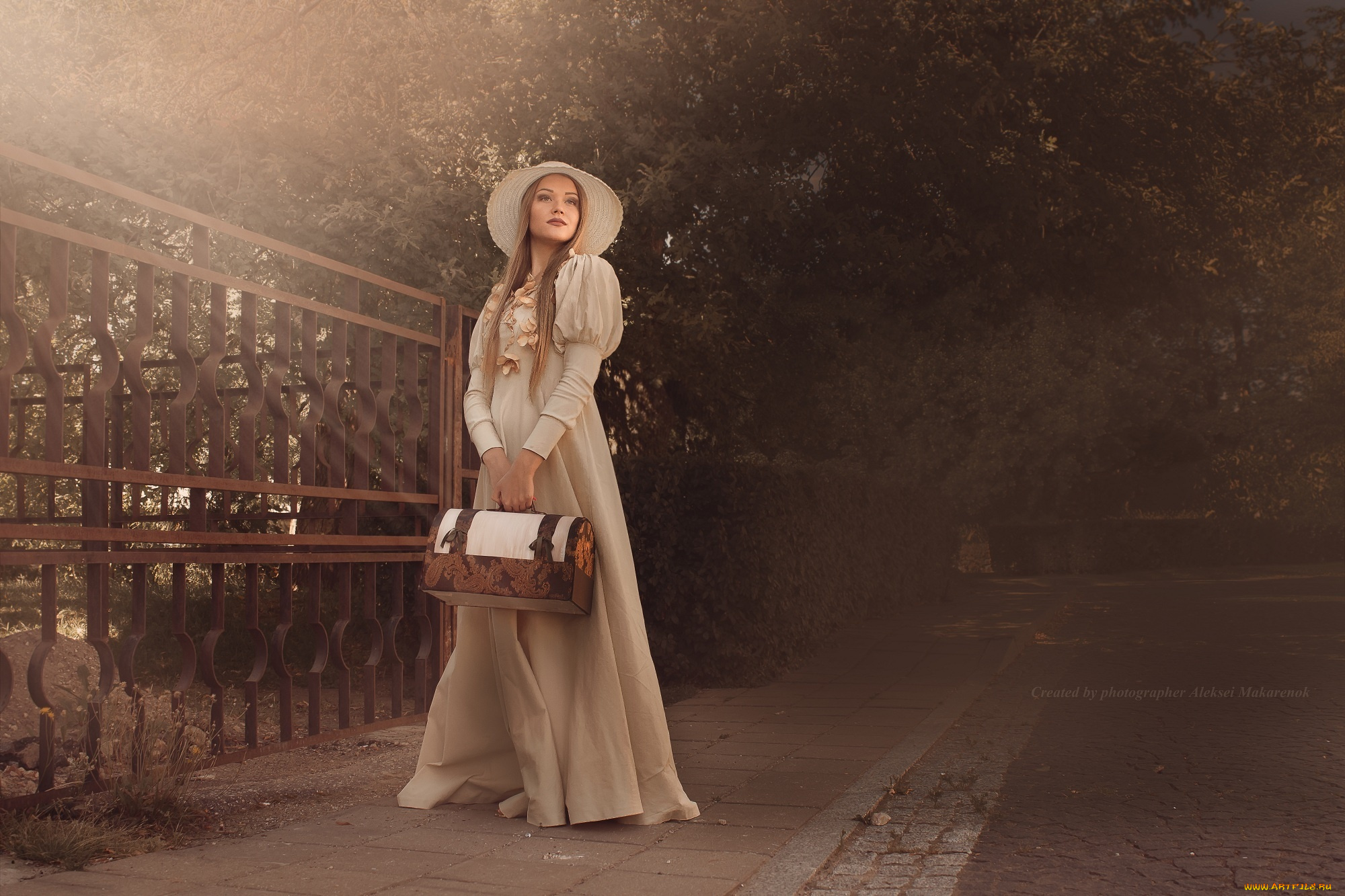 девушки, -unsort, , брюнетки, , шатенки, шляпа, девушка, красивая, ретро, платье, забор, саквояж, деревья, тротуар