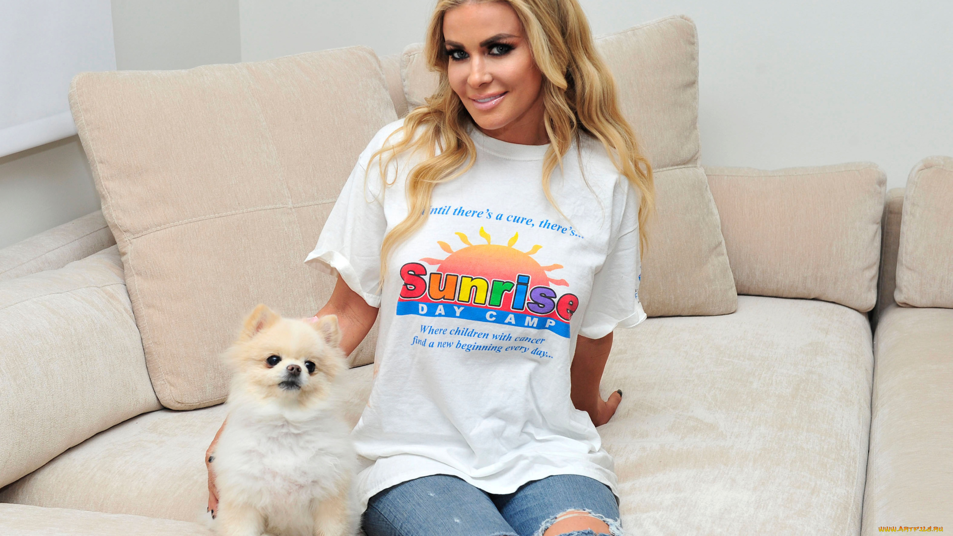 девушки, carmen, electra, блондинка, футболка, джинсы, собака, диван