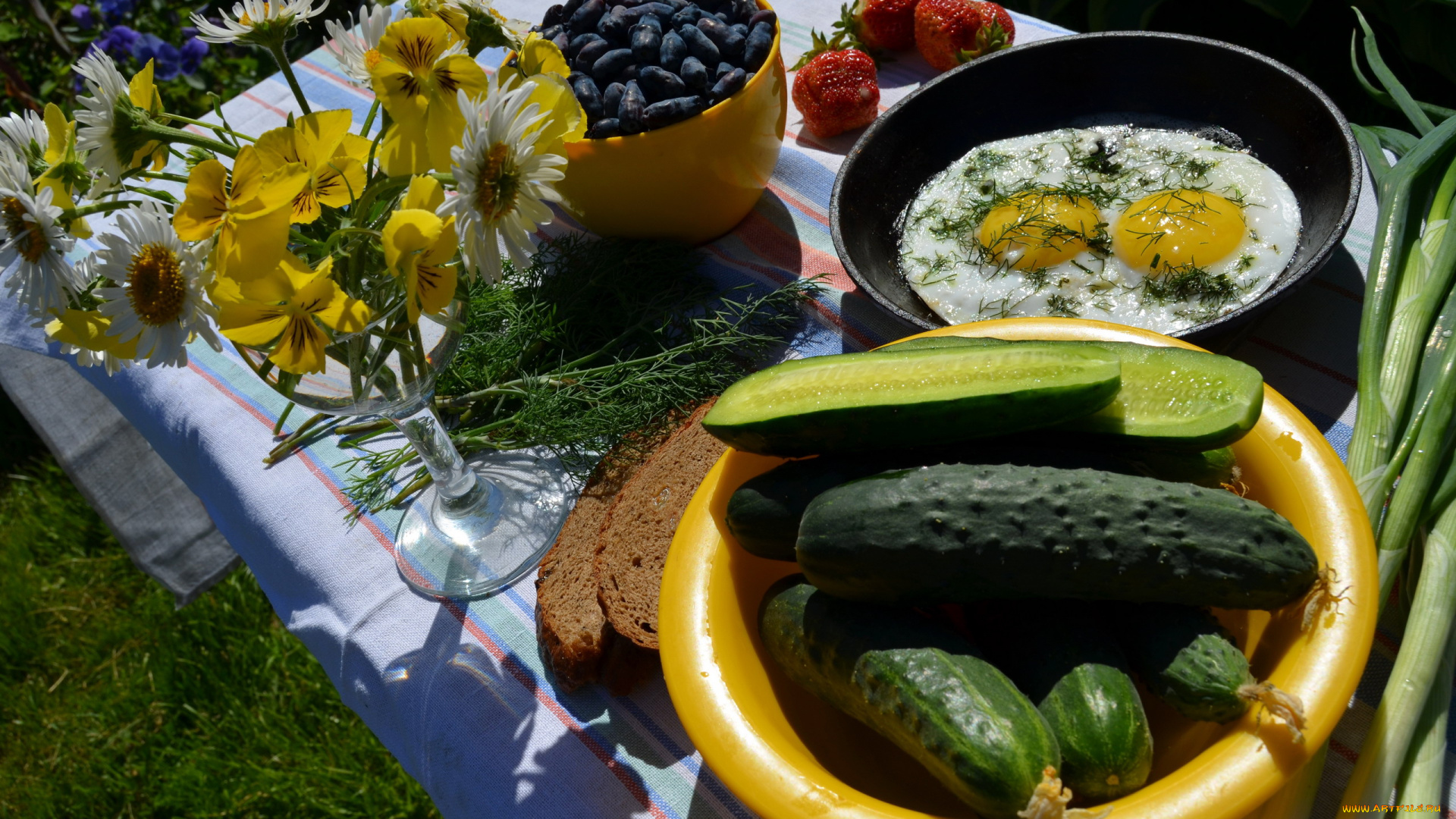 еда, разное, хлеб, укроп, клубника, яичница, глазунья, свежие, огурцы, букет