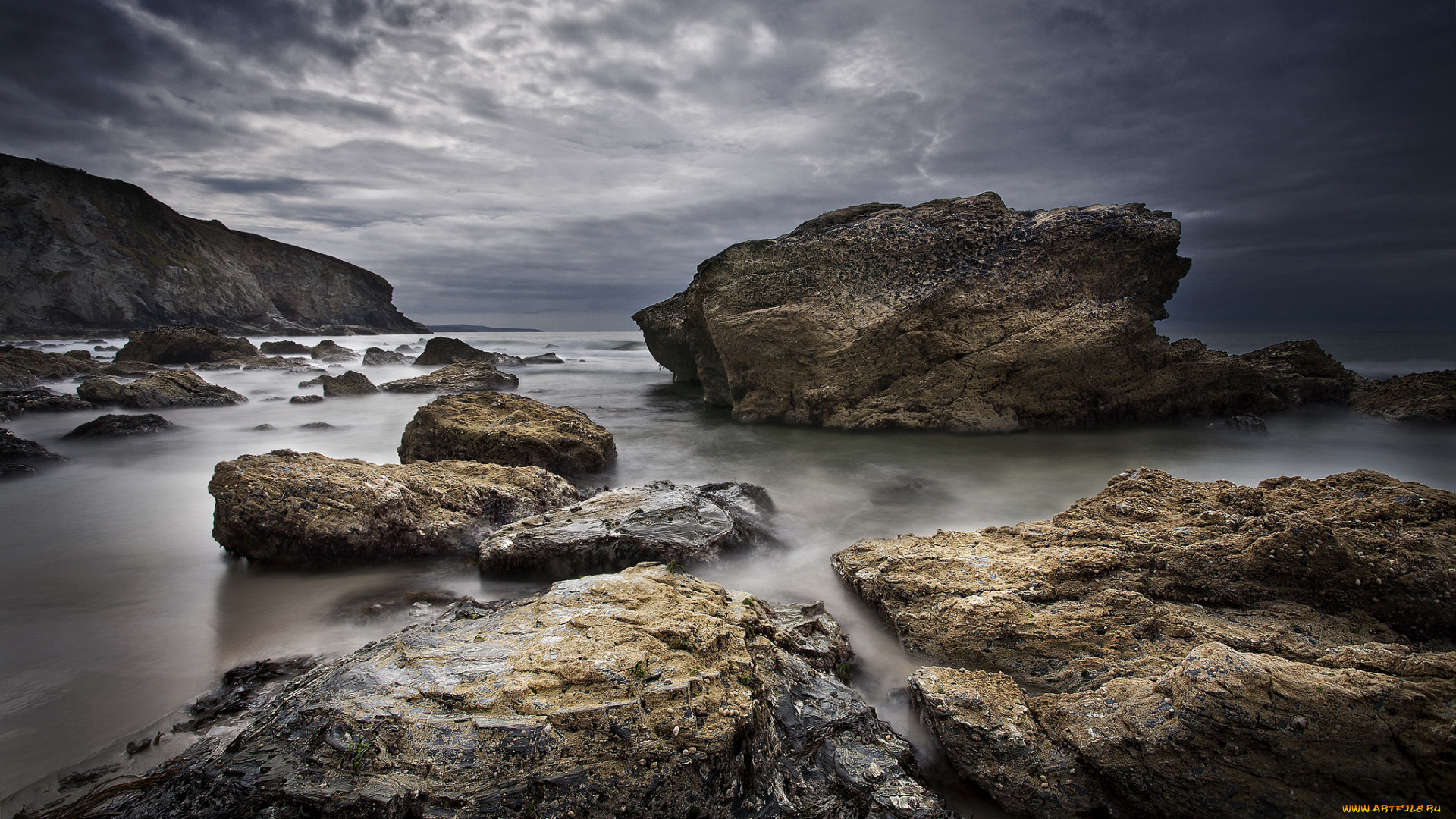 природа, побережье, камни, скалы, океан, сумрак, тучи