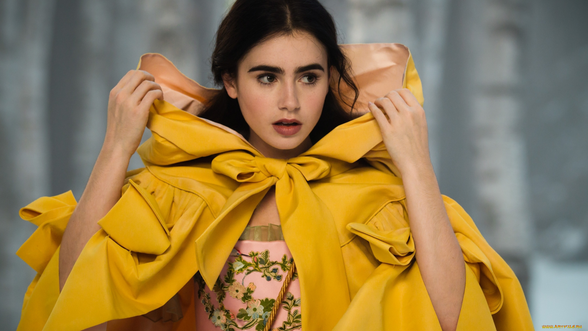 кино, фильмы, mirror, mirror, актриса, плащ, лес, ???????, ?????, ??????????, ?????, ??????, lily, collins, snow, white, ????, ???????