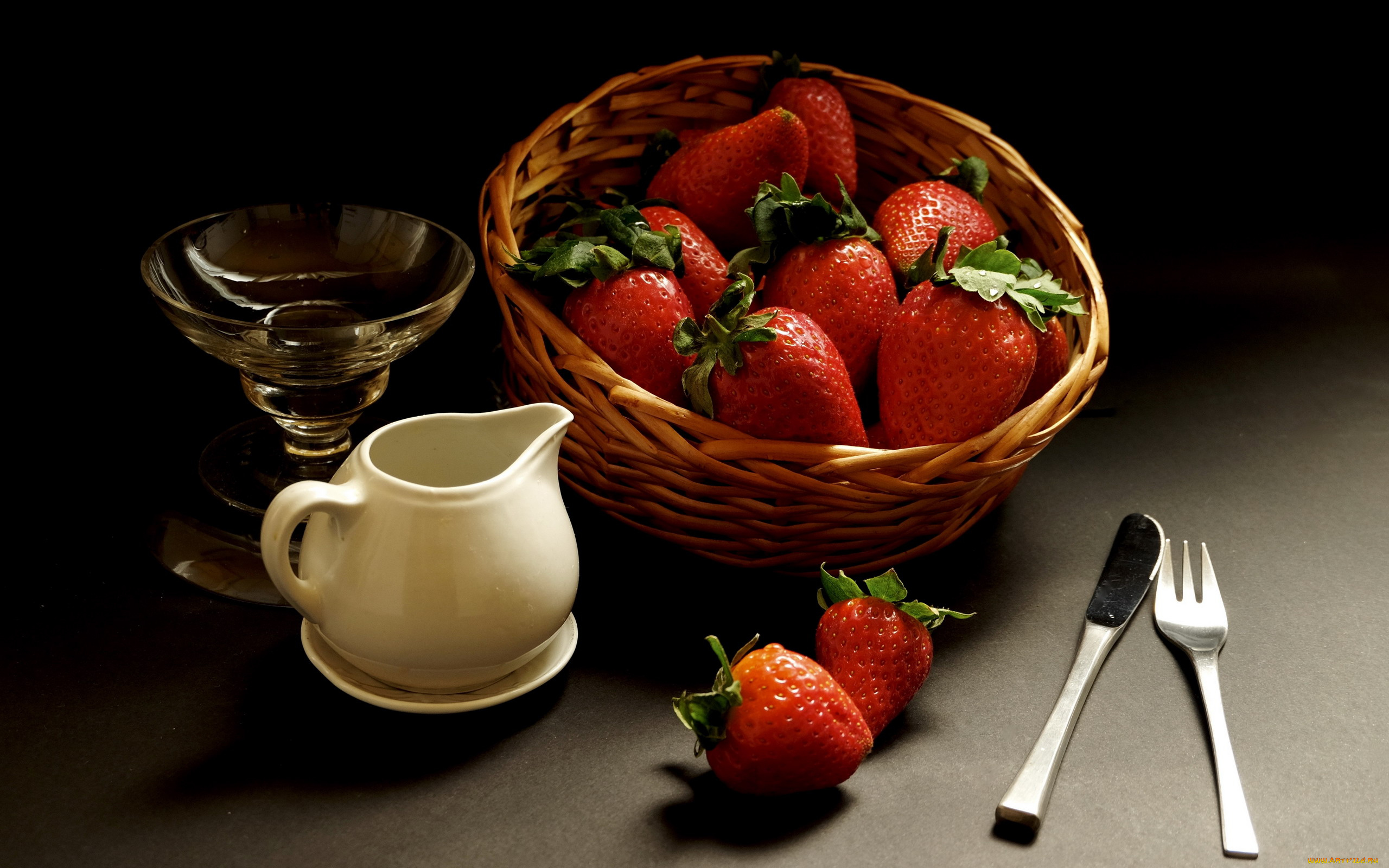 еда, клубника, , земляника, корзинка, креманка, сливочник, приборы