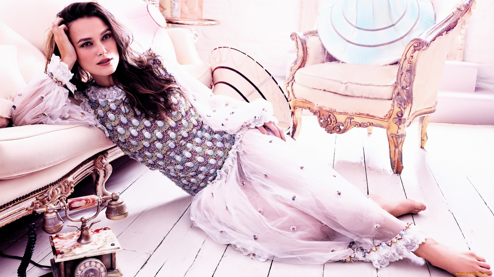 девушки, keira, knightley, актриса, шатенка, топ, юбка, телефон, пол