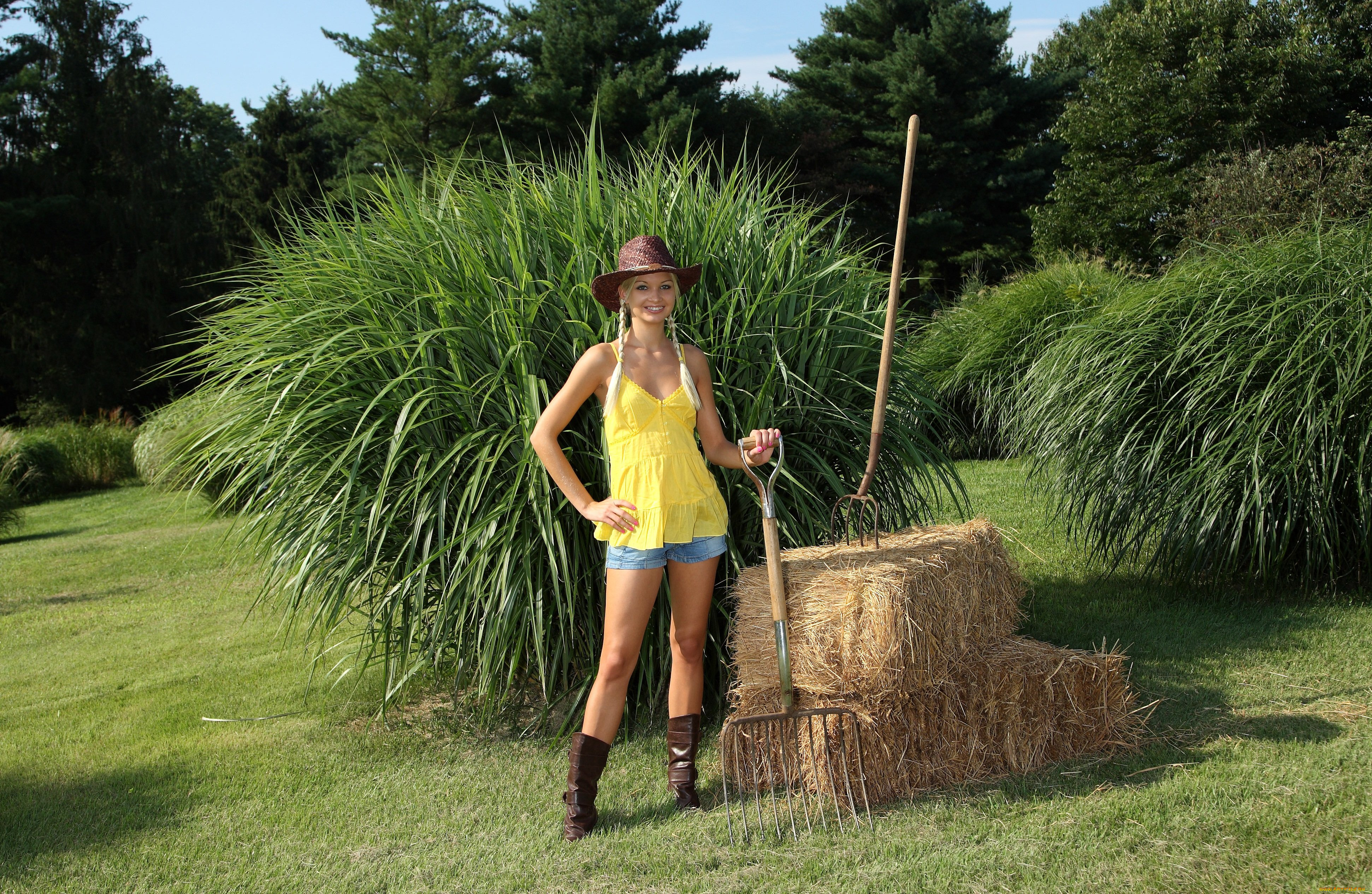 Franziska, Facella, девушки, , , шляпа, сапоги, шорты, грабли, сено