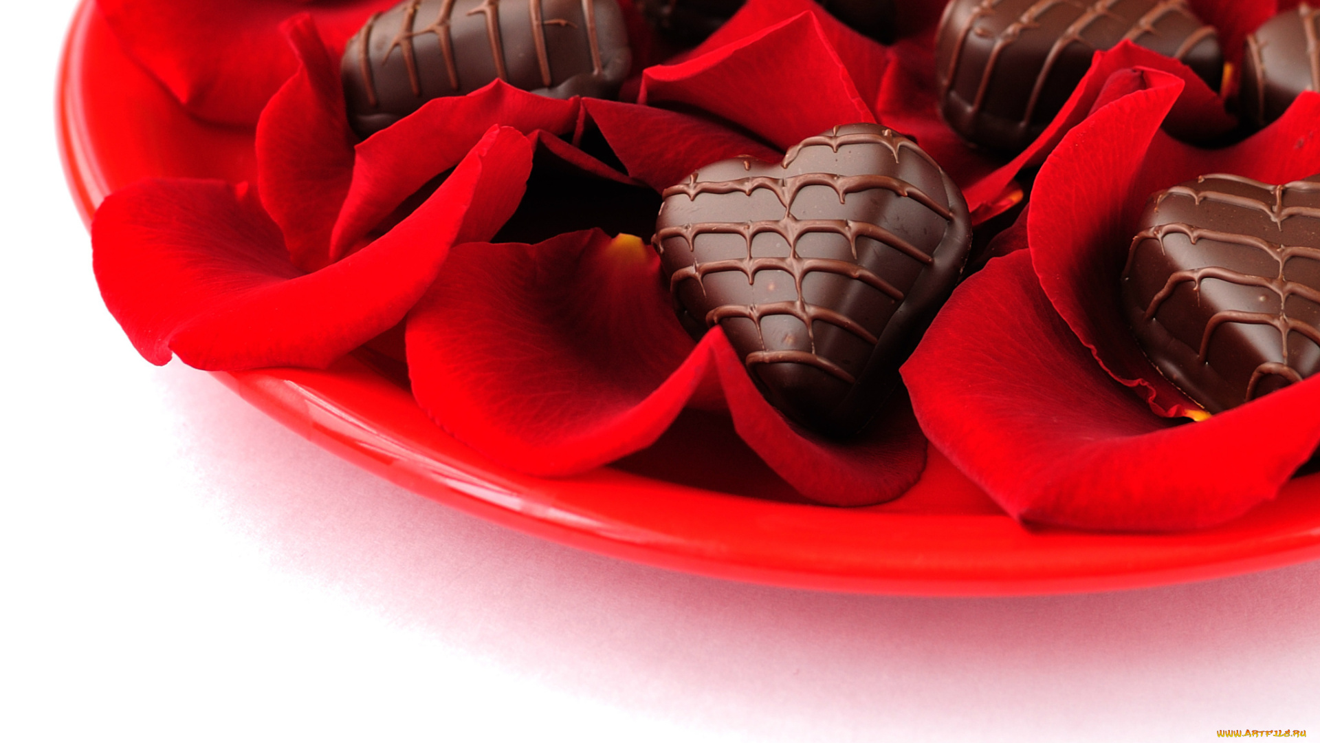 еда, конфеты, , шоколад, , сладости, блюдо, лепестки, шоколад, красный