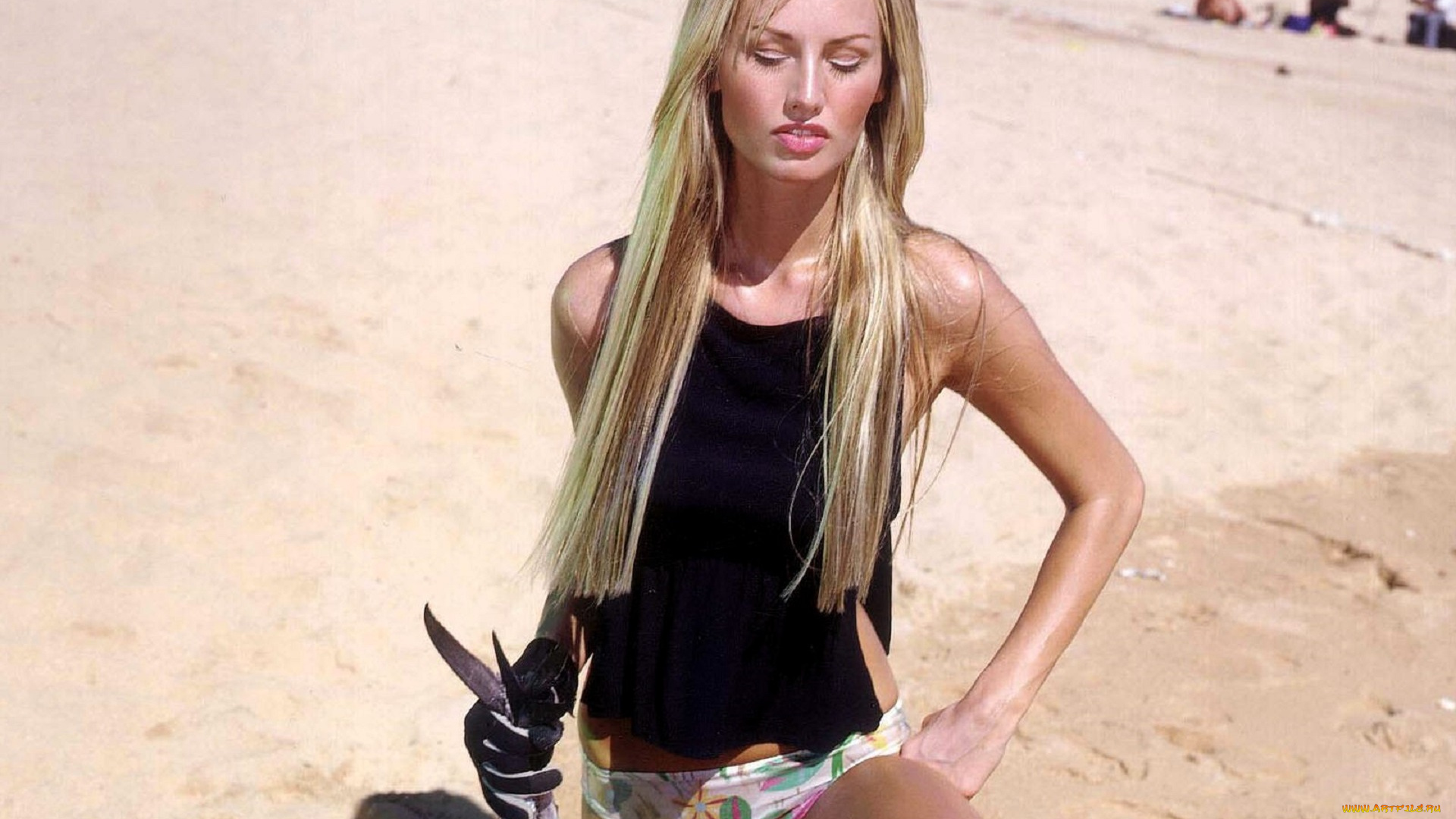 девушки, adriana, sklenarikova, , karembeu, модель, блондинка, топ, трусики, перчатка, рыба, пляж