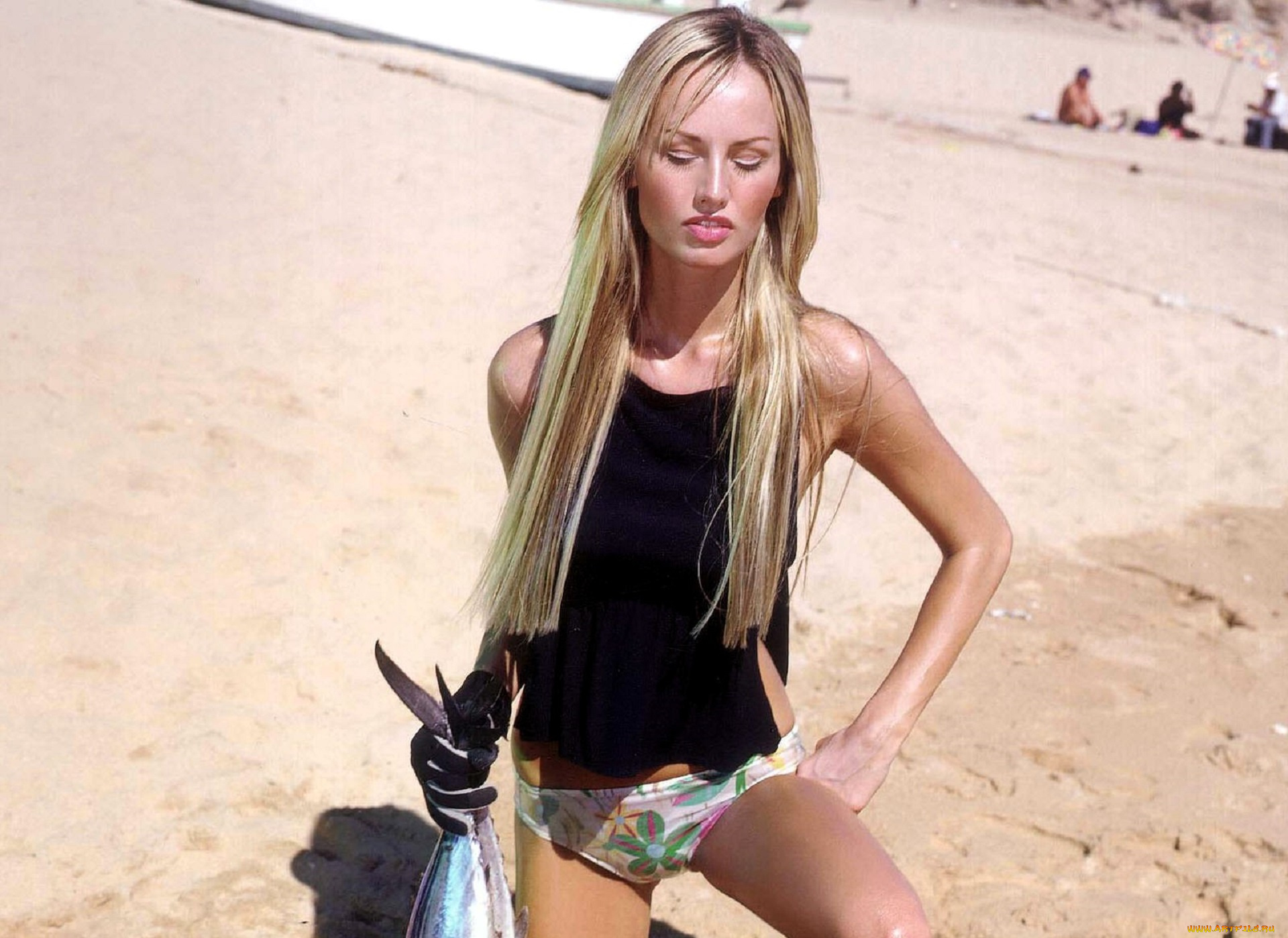 девушки, adriana, sklenarikova, , karembeu, модель, блондинка, топ, трусики, перчатка, рыба, пляж