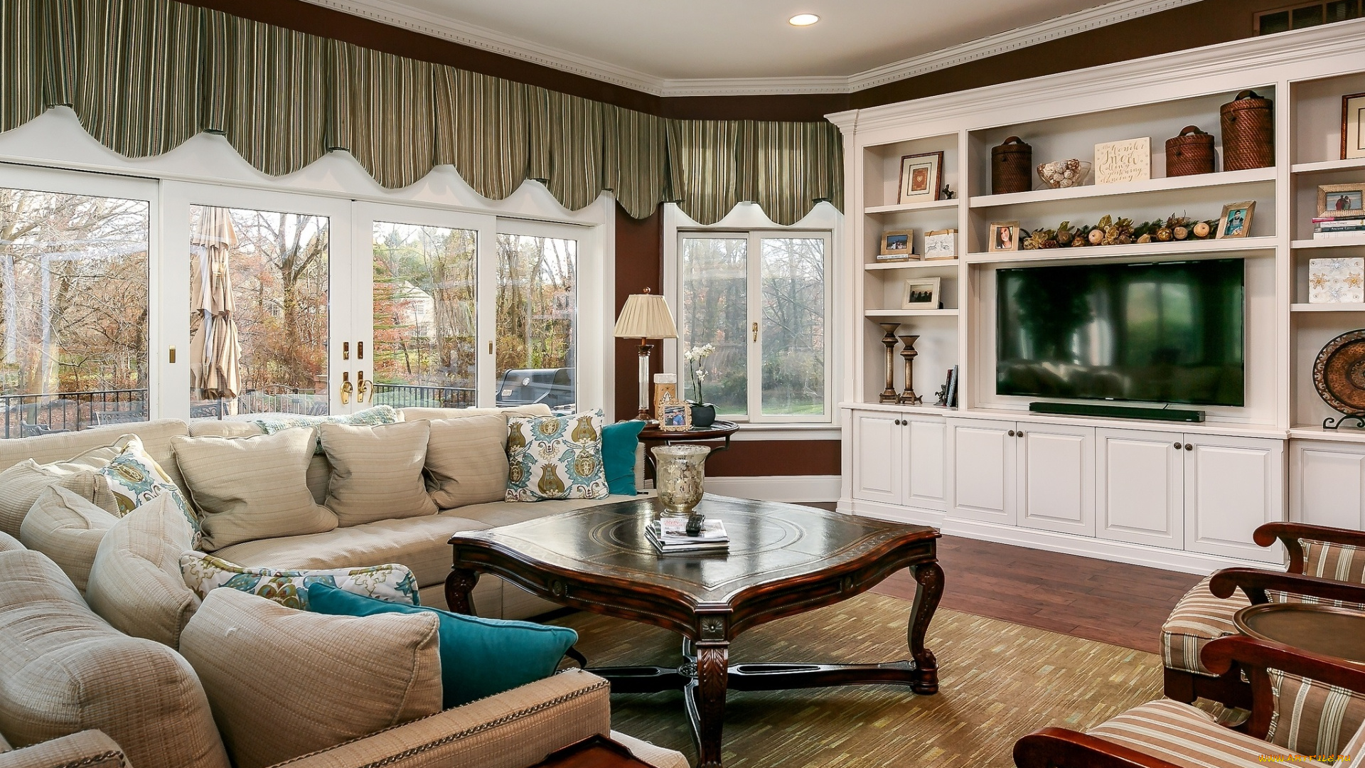 интерьер, гостиная, окна, диван, телевизор, шторы, подушки, стиль, дизайн